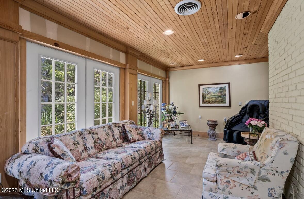 101 Olympia Fields Property Photo 13