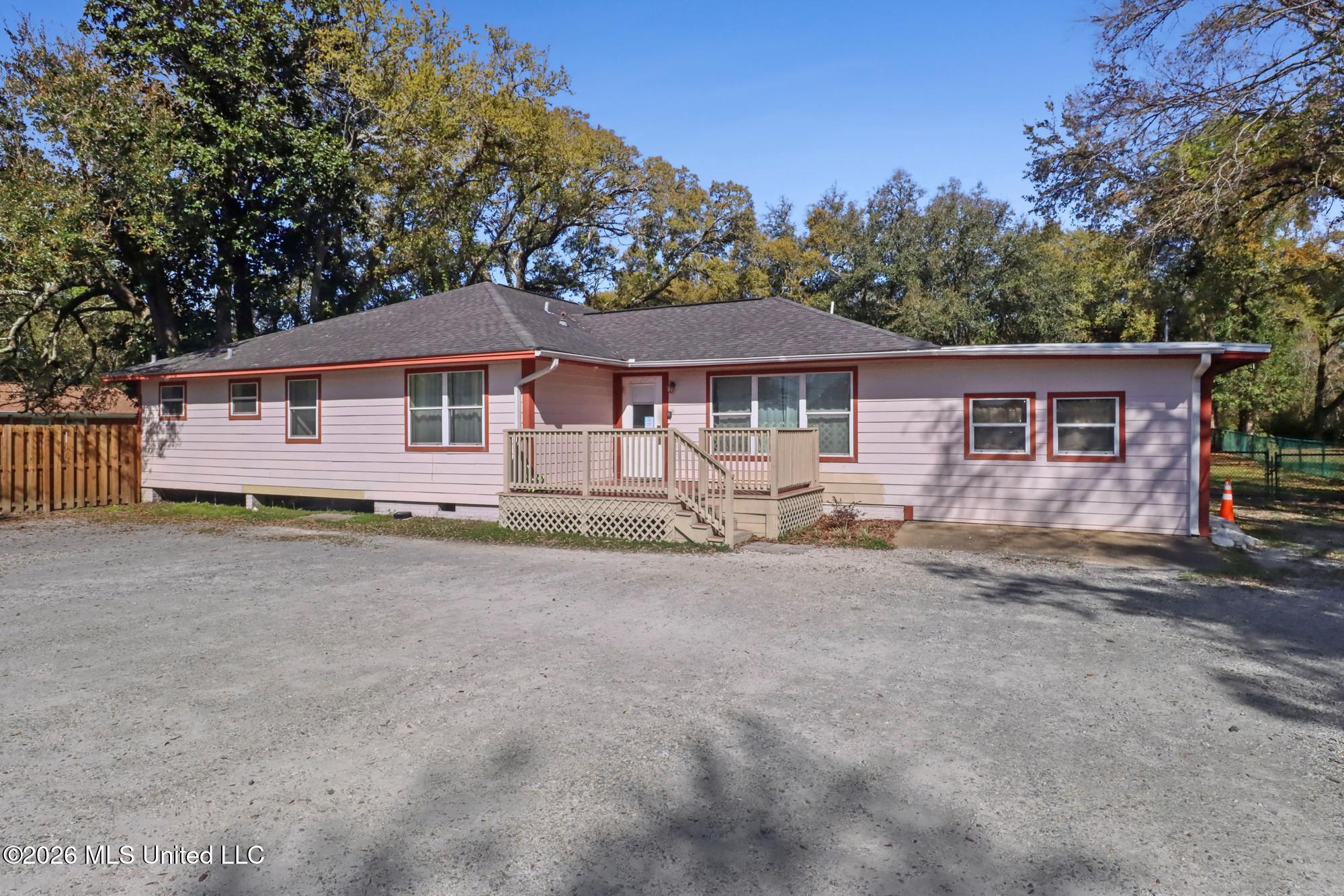 644 E Railroad Street Property Photo 1