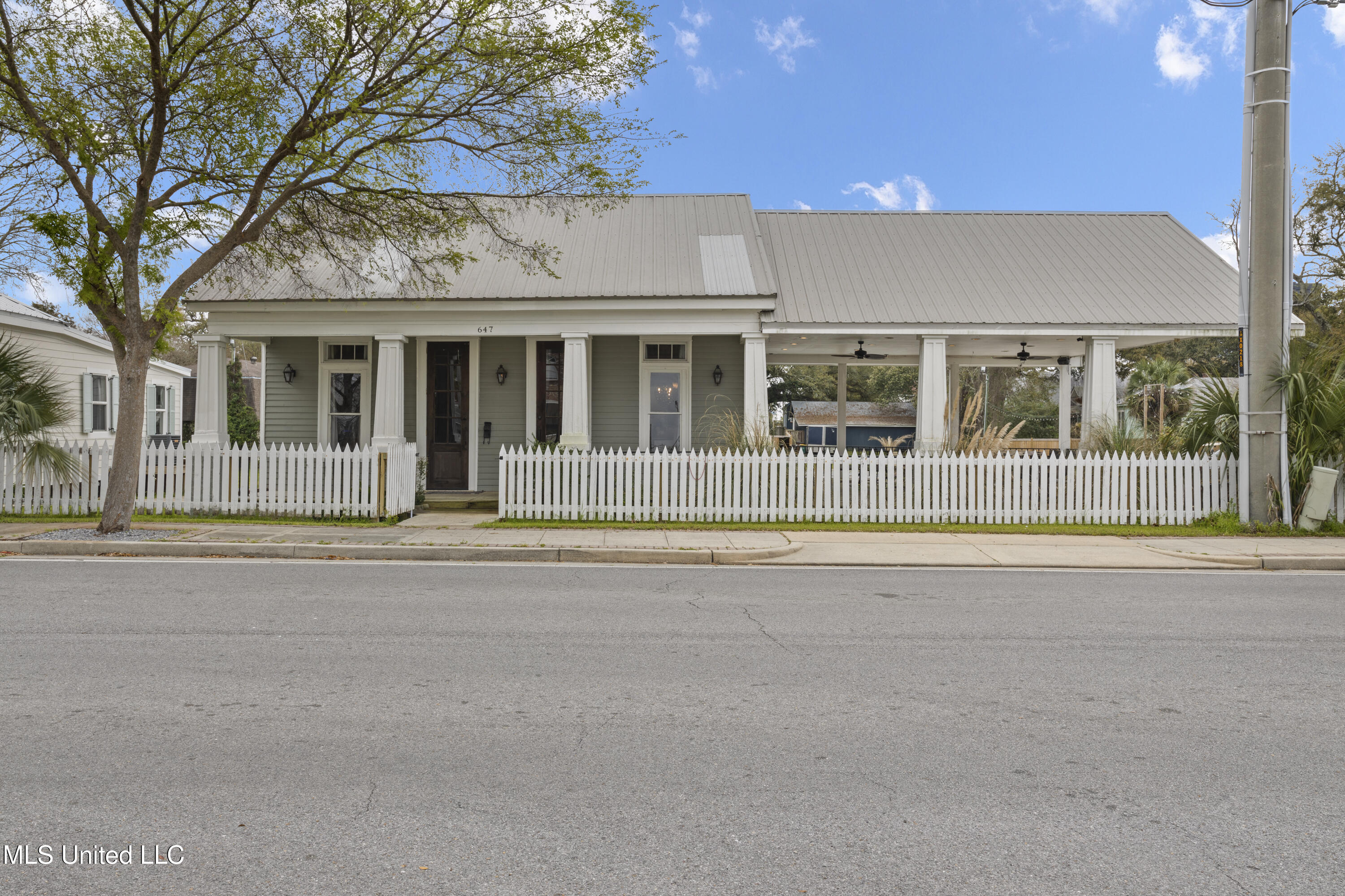 647 Howard Avenue Property Photo 4