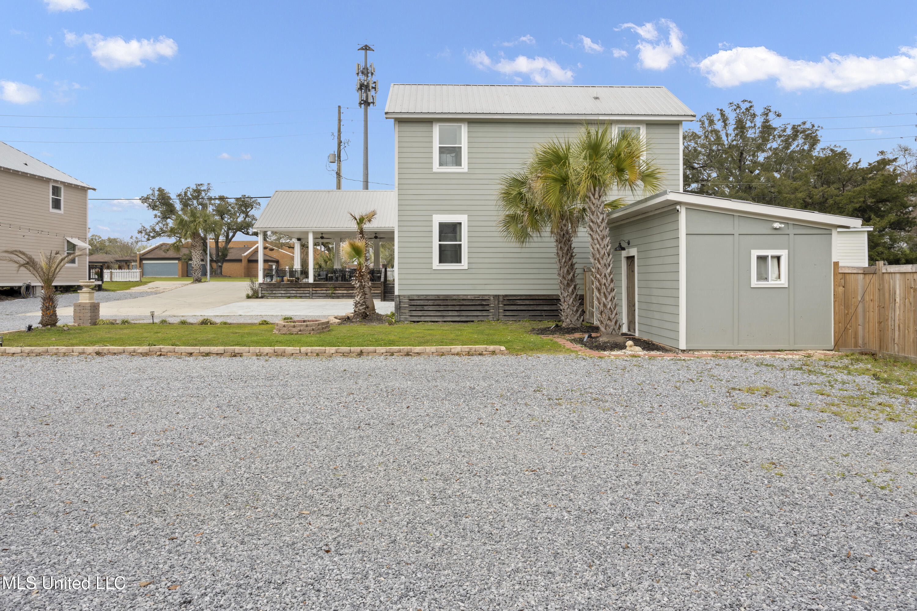 647 Howard Avenue Property Photo 8