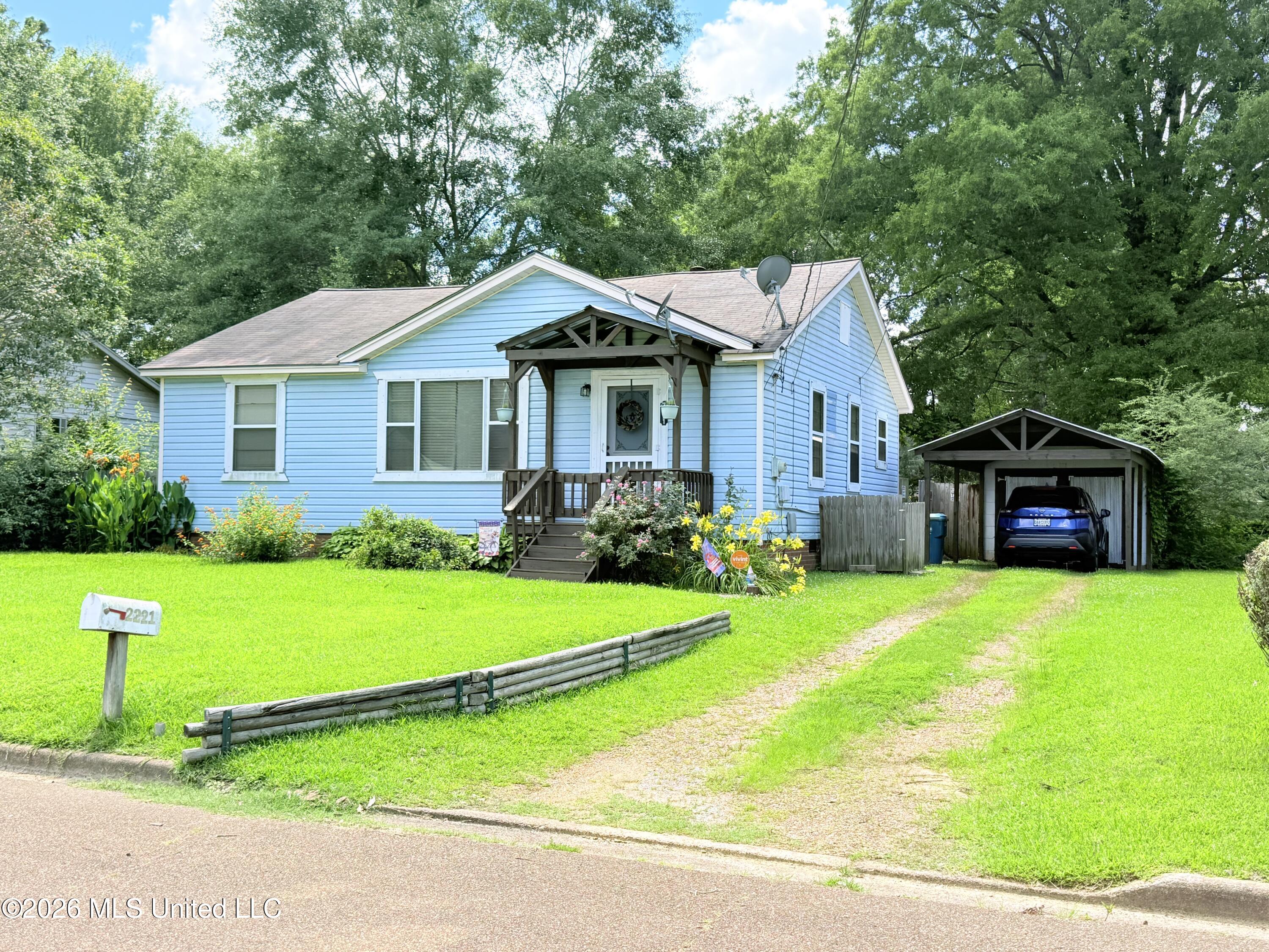 2221 Long Street Property Photo 1