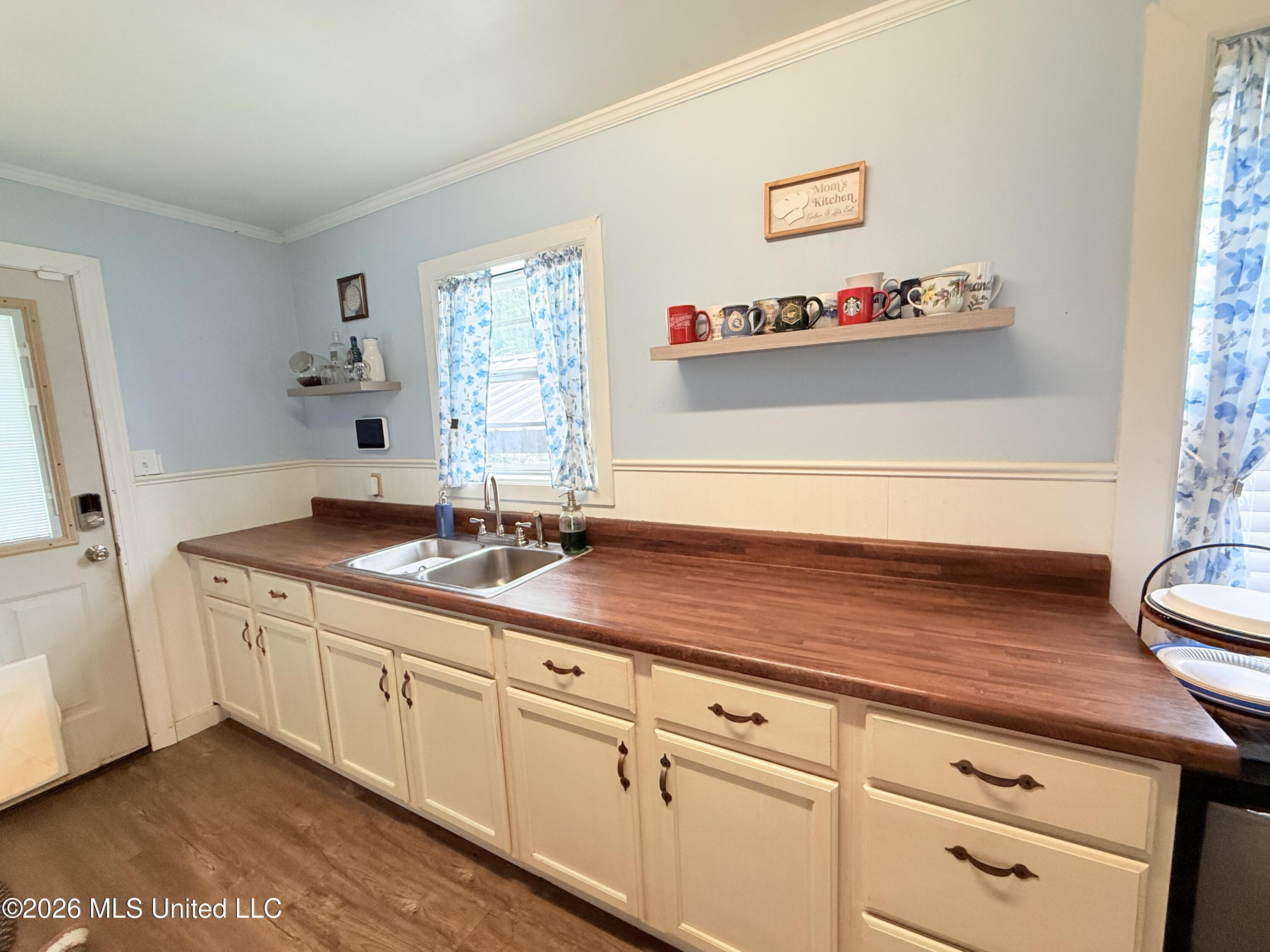 2221 Long Street Property Photo 3