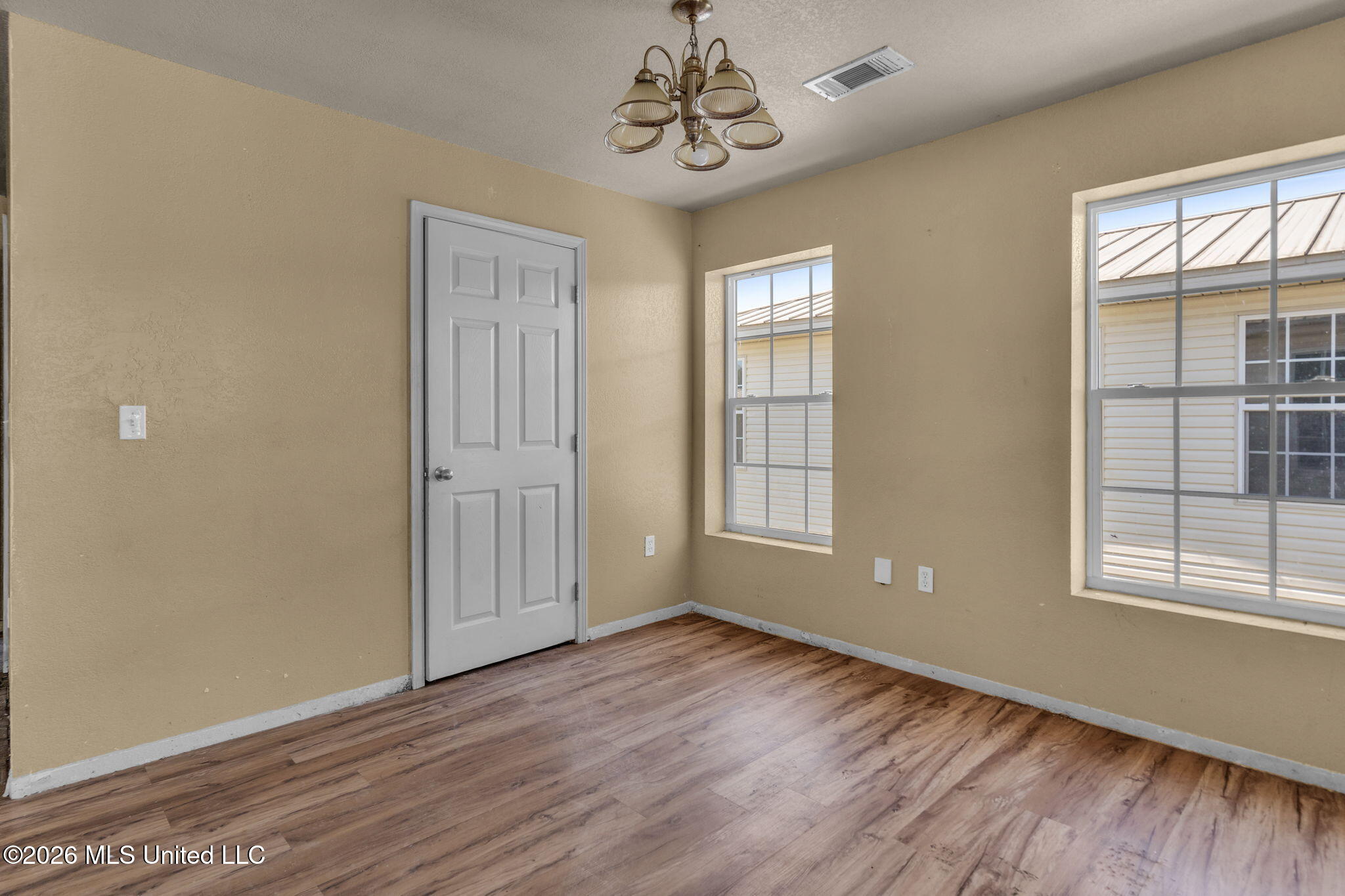 14921 Masterson Avenue Property Photo 3