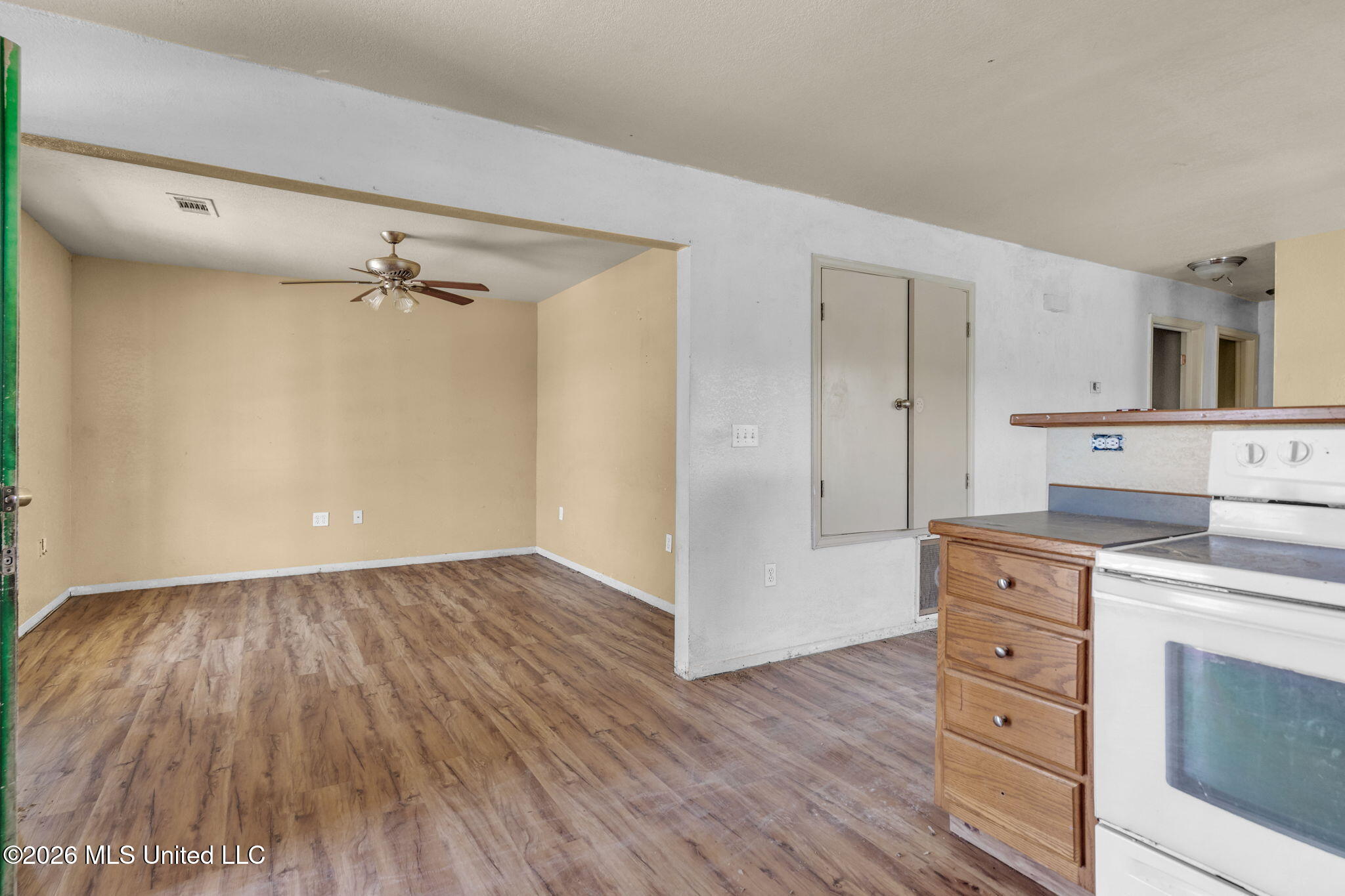 14921 Masterson Avenue Property Photo 5