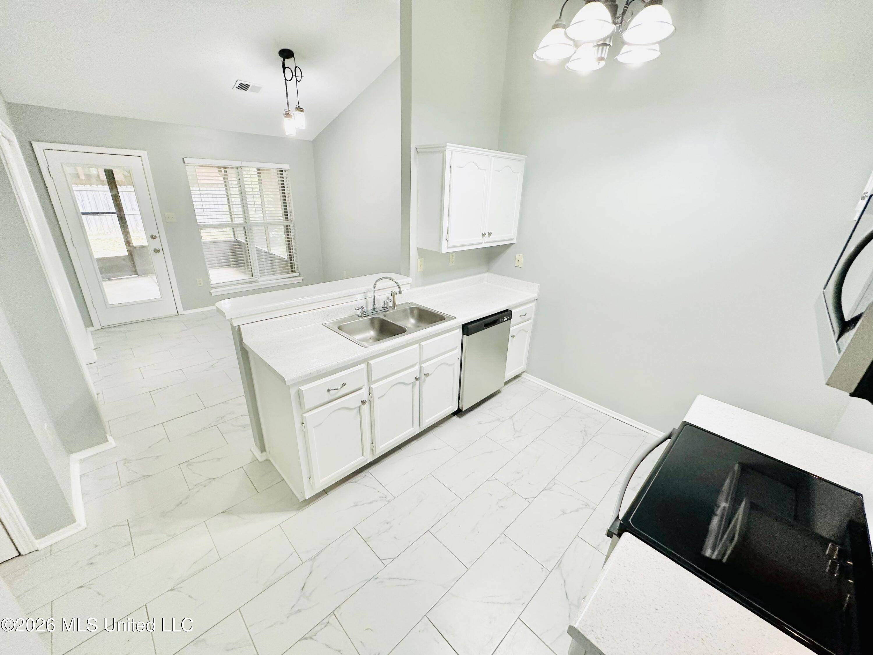 7586 Iris Drive Property Photo 3
