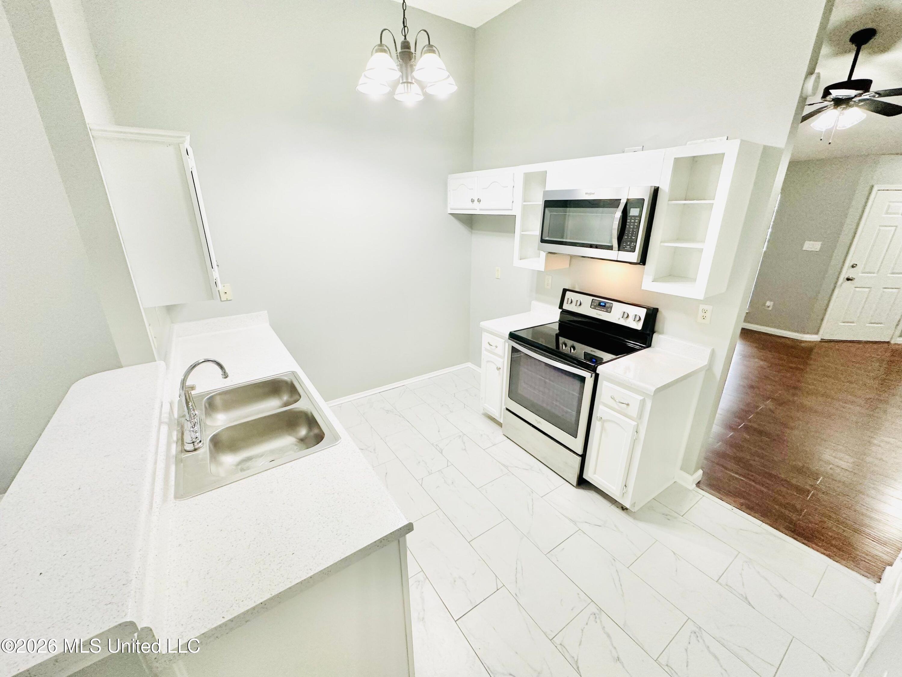 7586 Iris Drive Property Photo 4