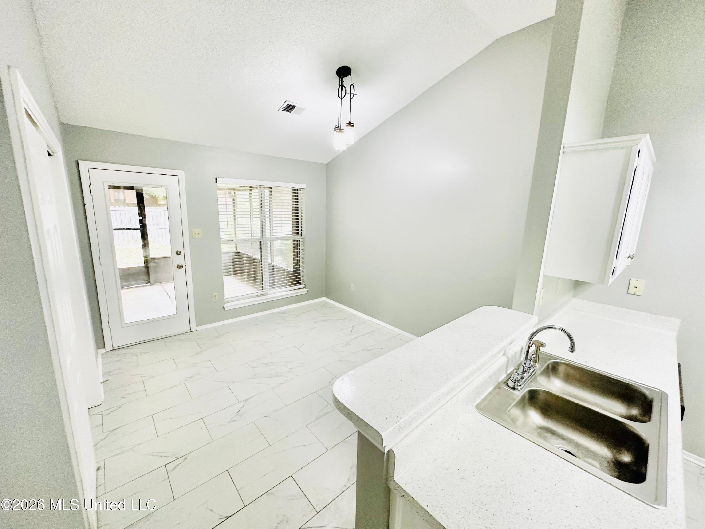 7586 Iris Drive Property Photo 5