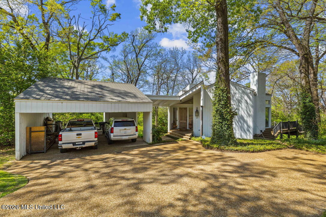 825 Crestview Drive