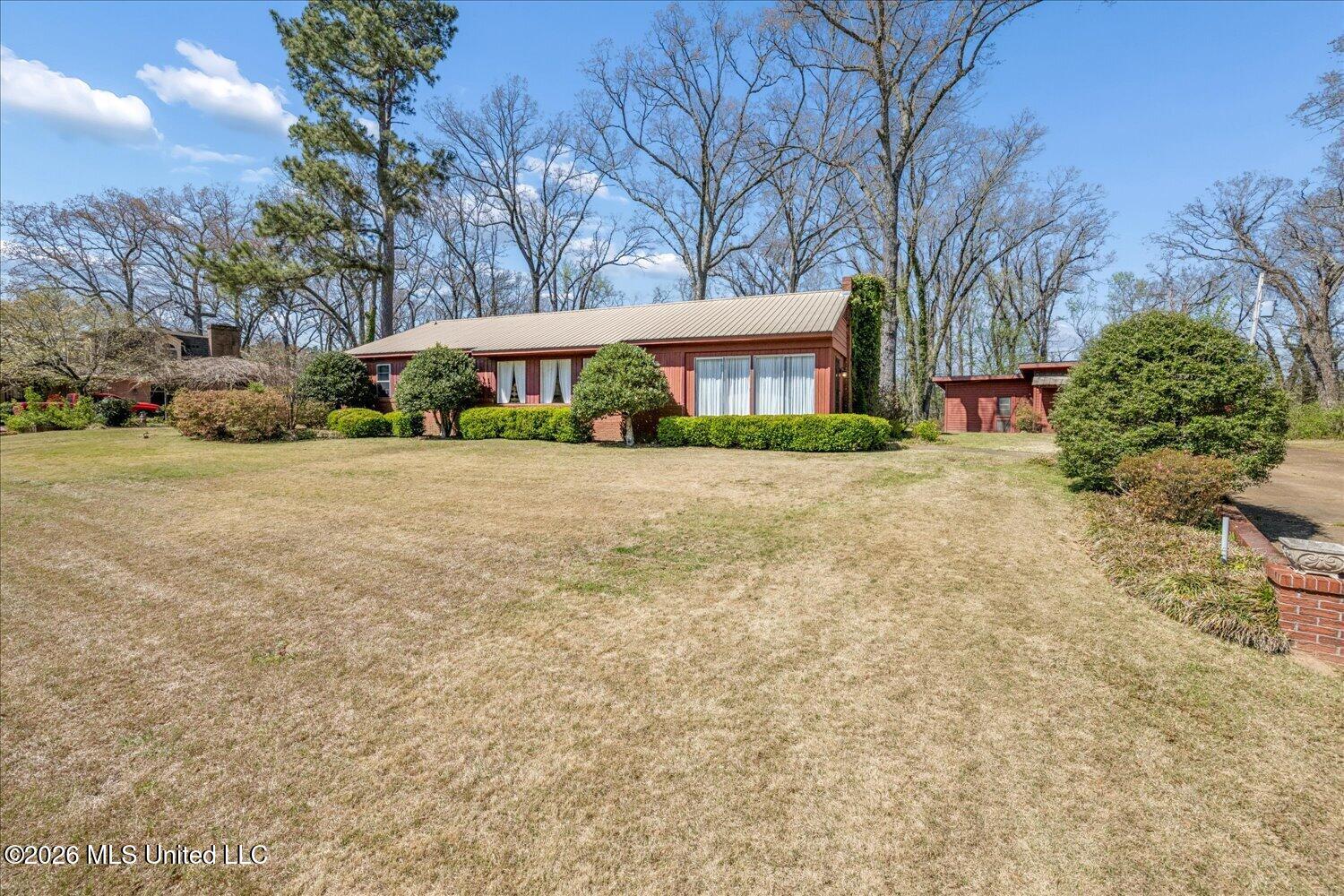 560 Woodland Heights Property Photo 6
