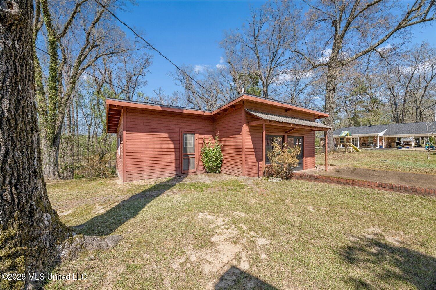 560 Woodland Heights Property Photo 31
