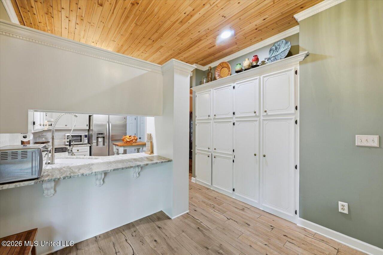 215 Comstock Lane Property Photo 8