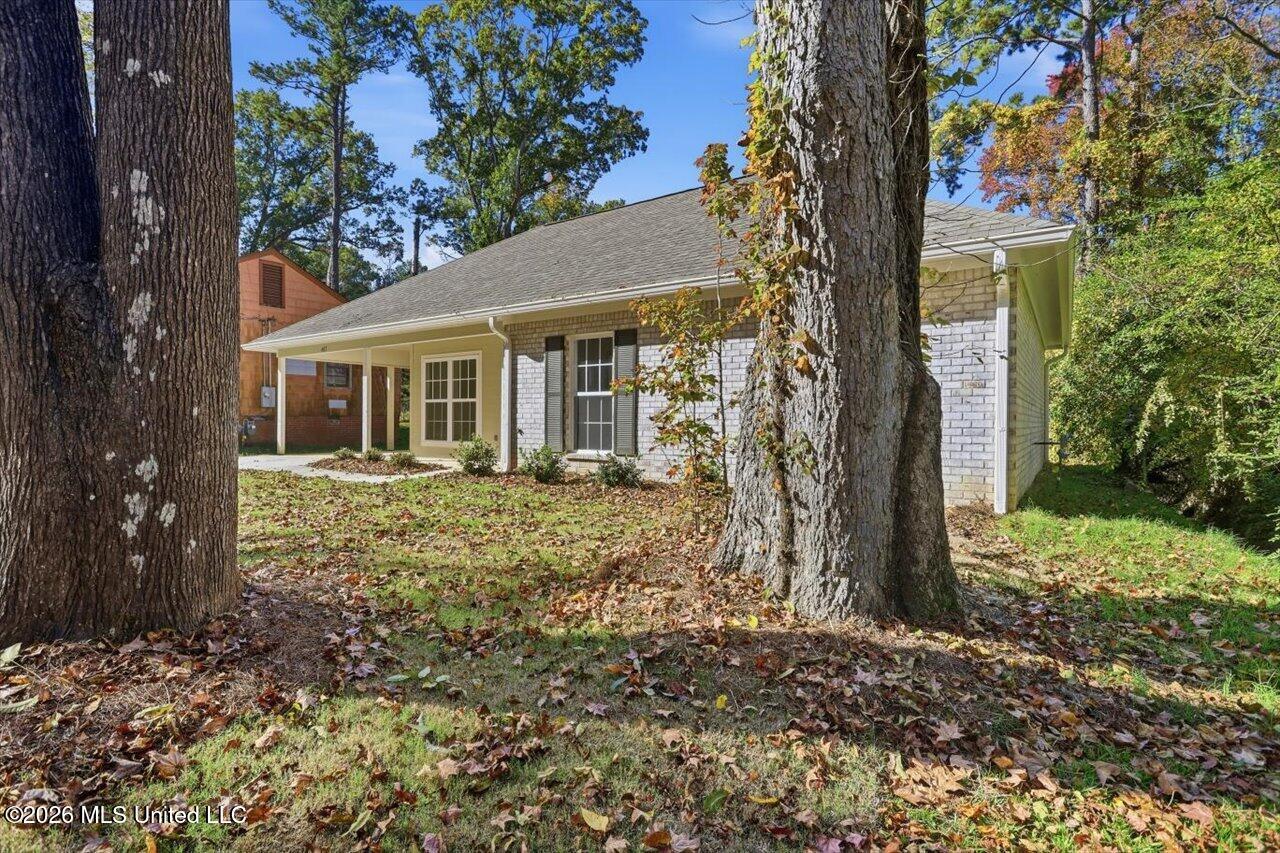 407 E Hillsdale Drive Property Photo 2
