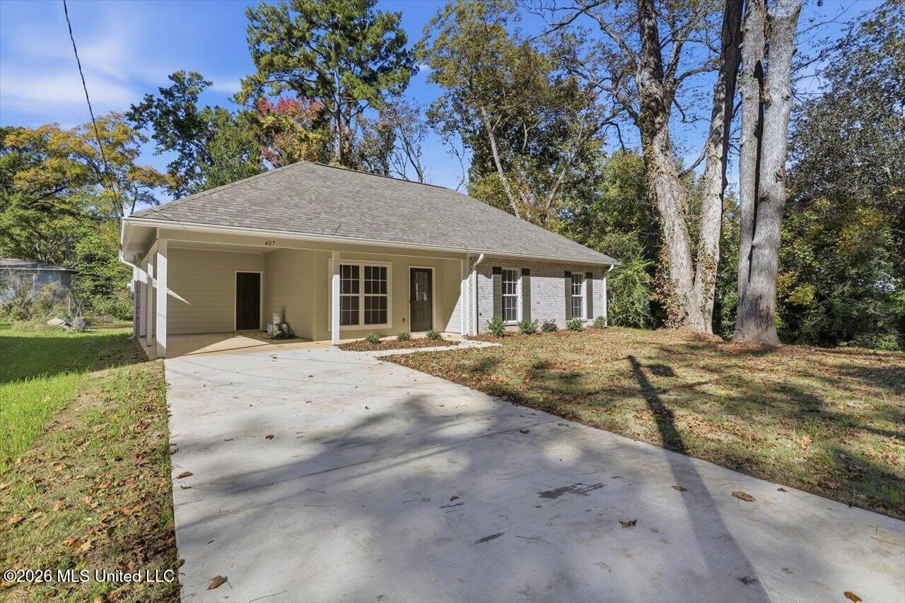 407 E Hillsdale Drive Property Photo 3