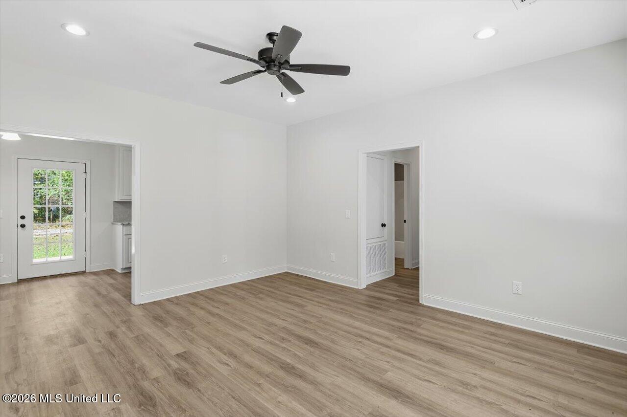 407 E Hillsdale Drive Property Photo 10