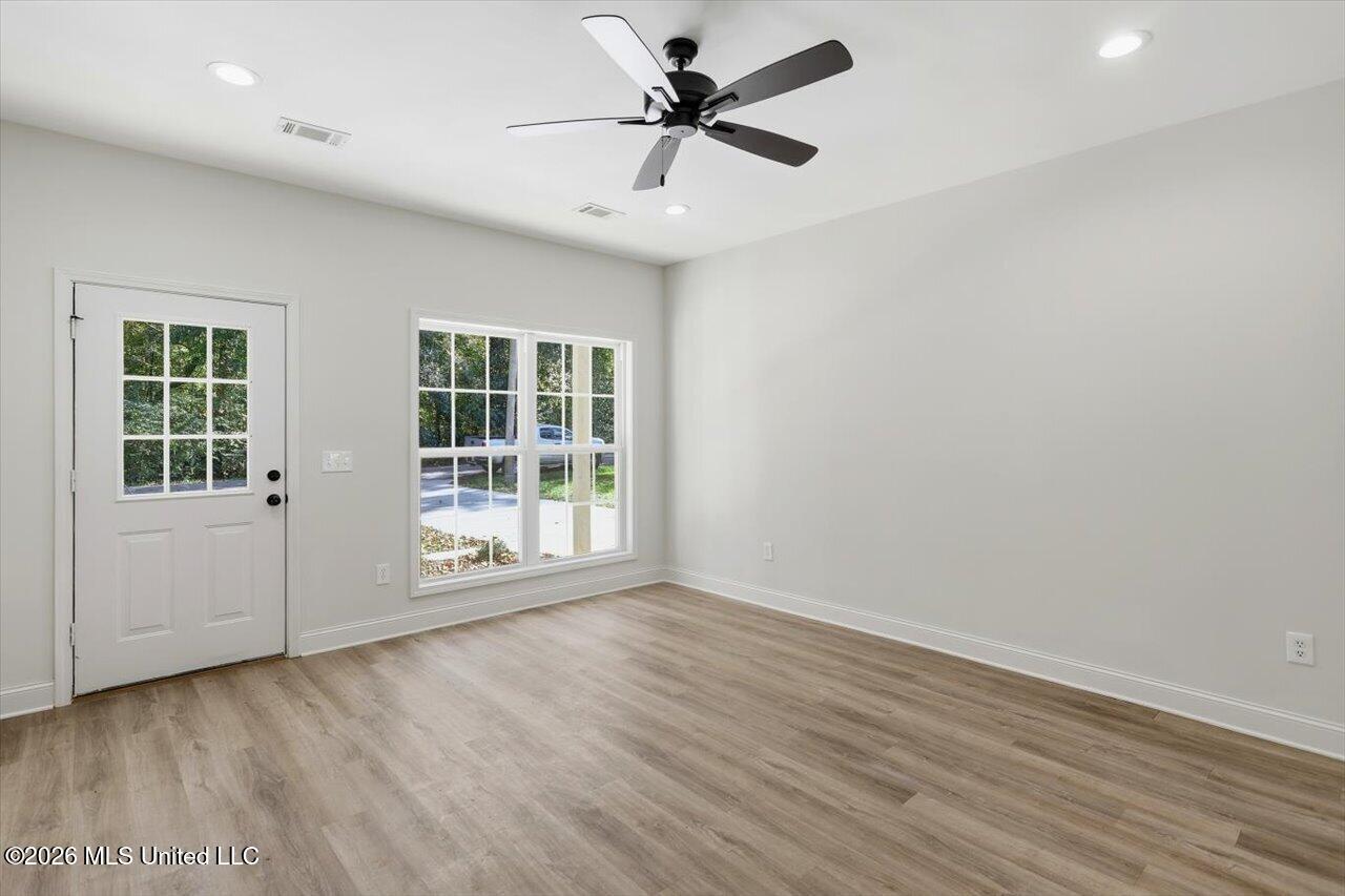 407 E Hillsdale Drive Property Photo 11