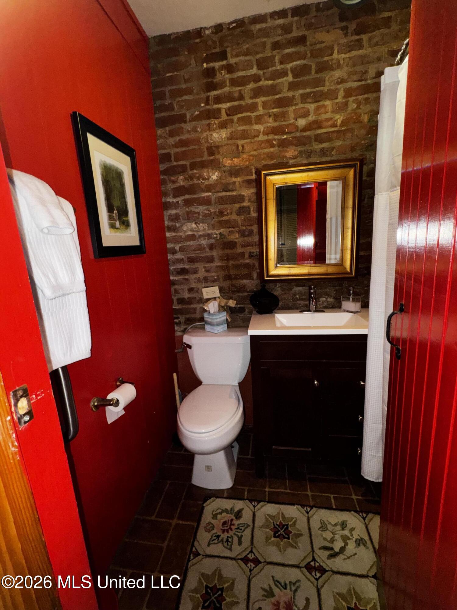 303 N Commerce Street Property Photo 9