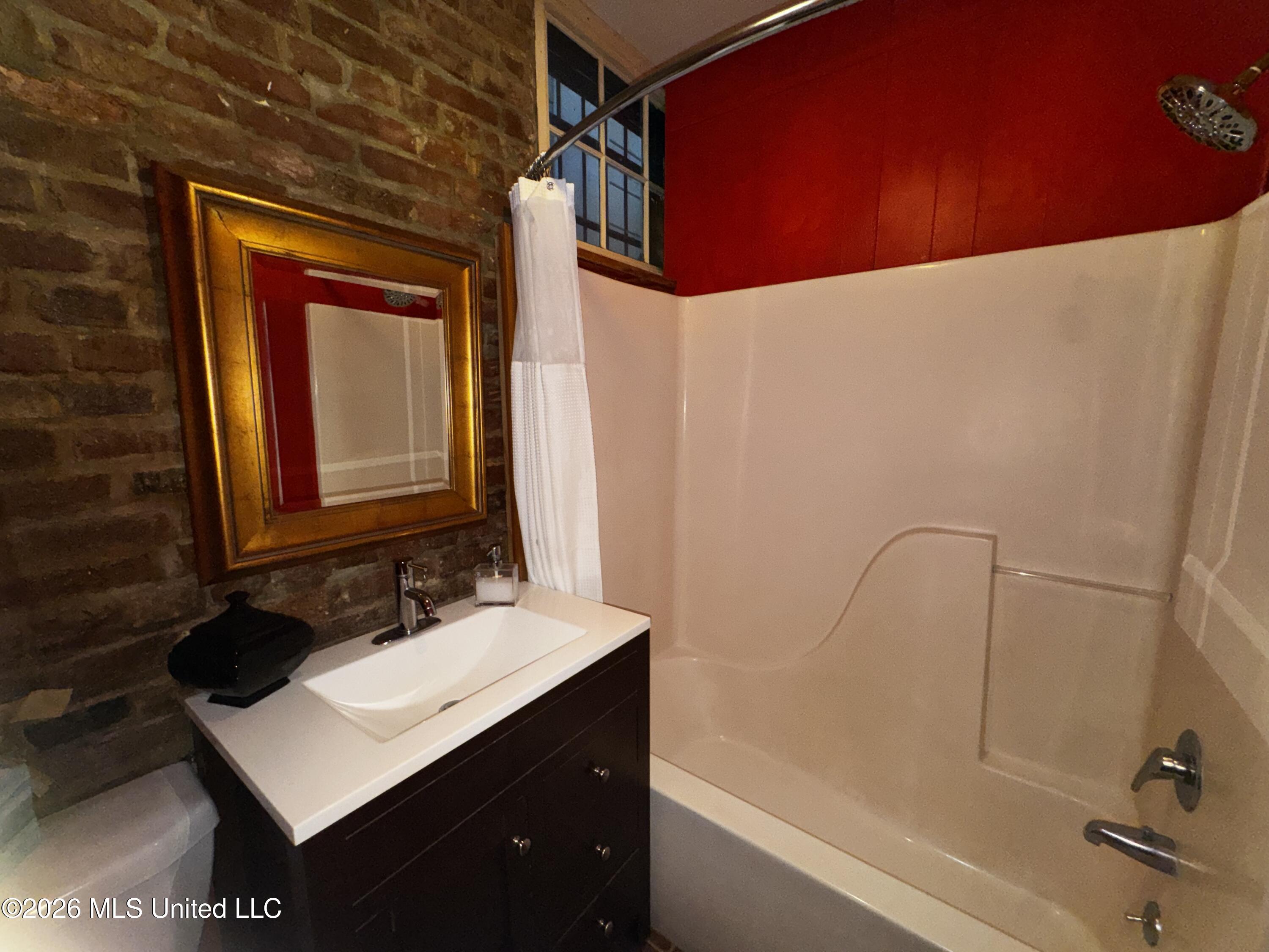 303 N Commerce Street Property Photo 10
