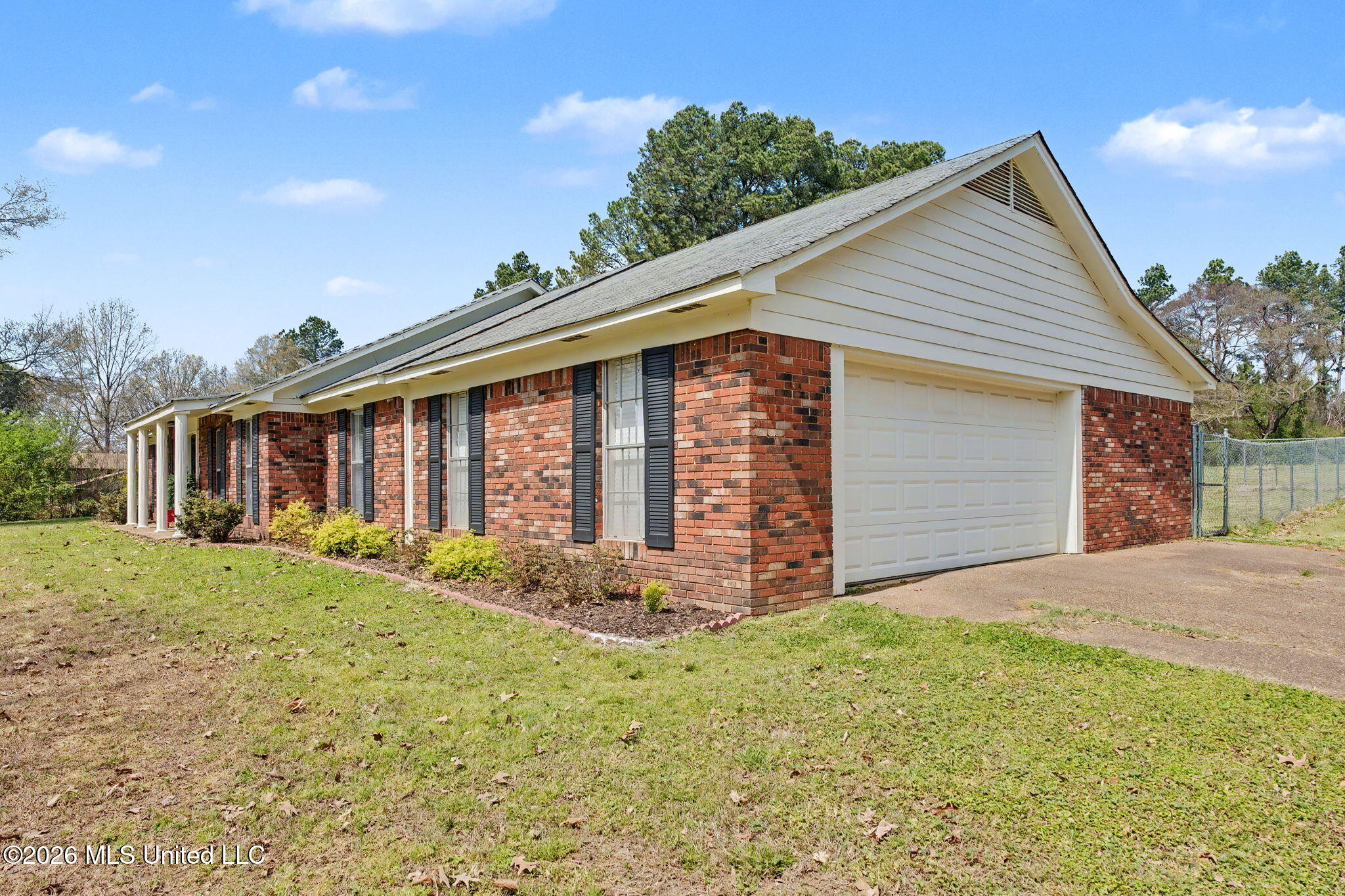 5600 Rolling Hills Drive Property Photo 2