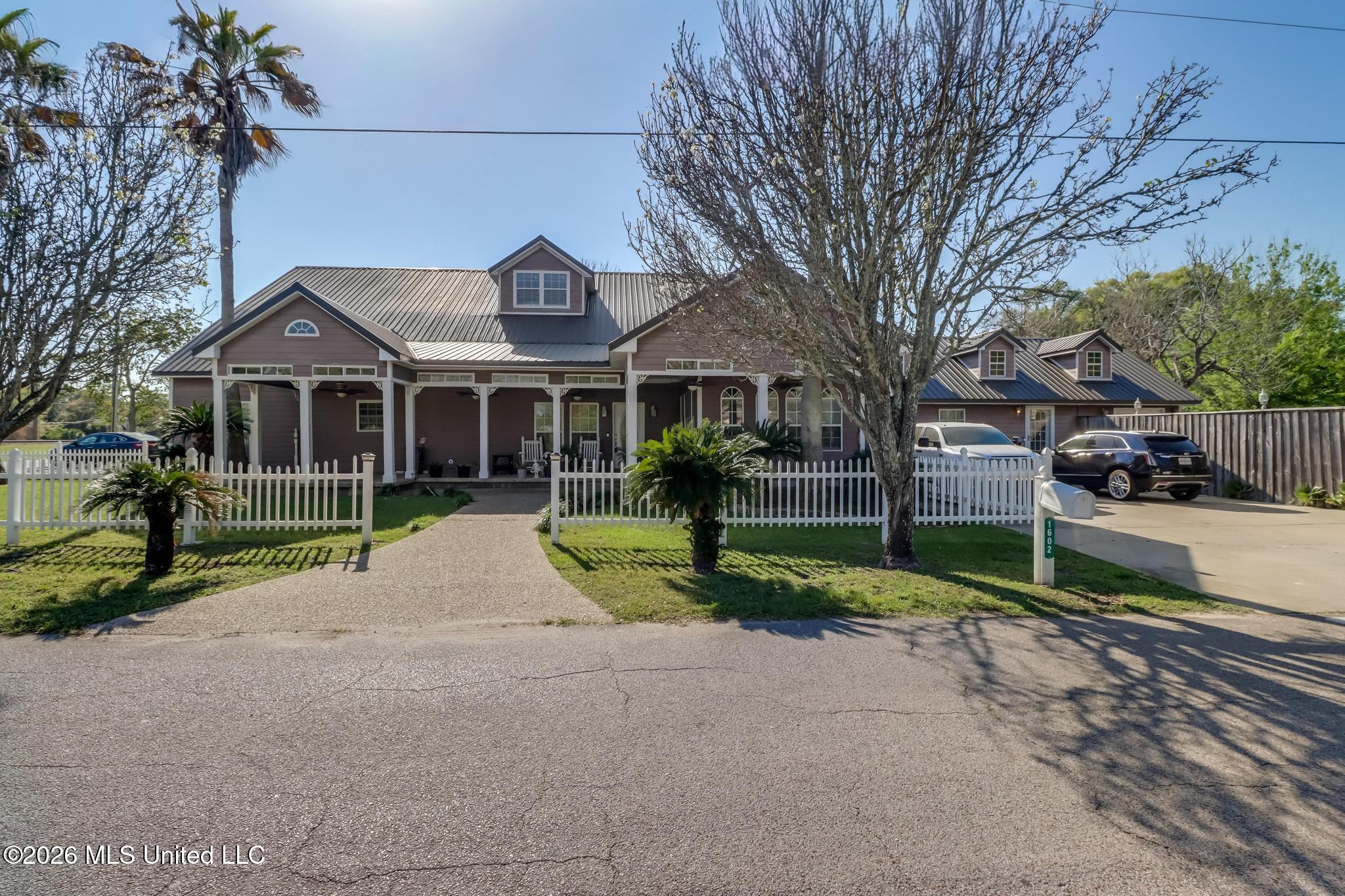 1602 E Railroad Street Property Photo 1