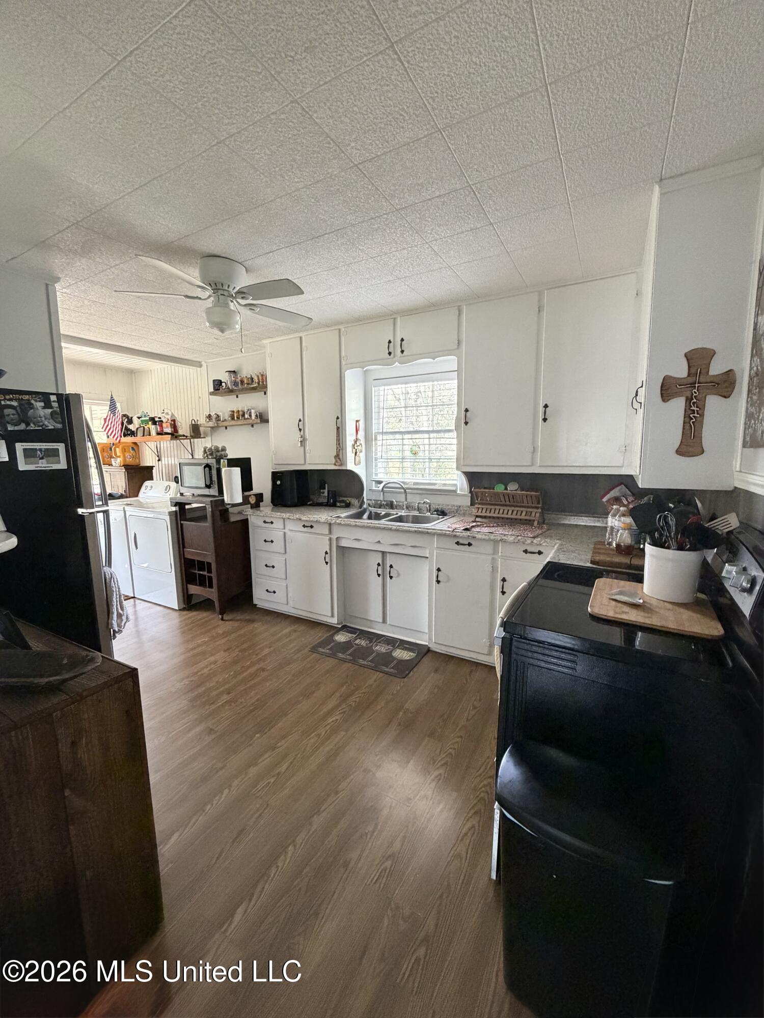 944 S College Street Property Photo 5
