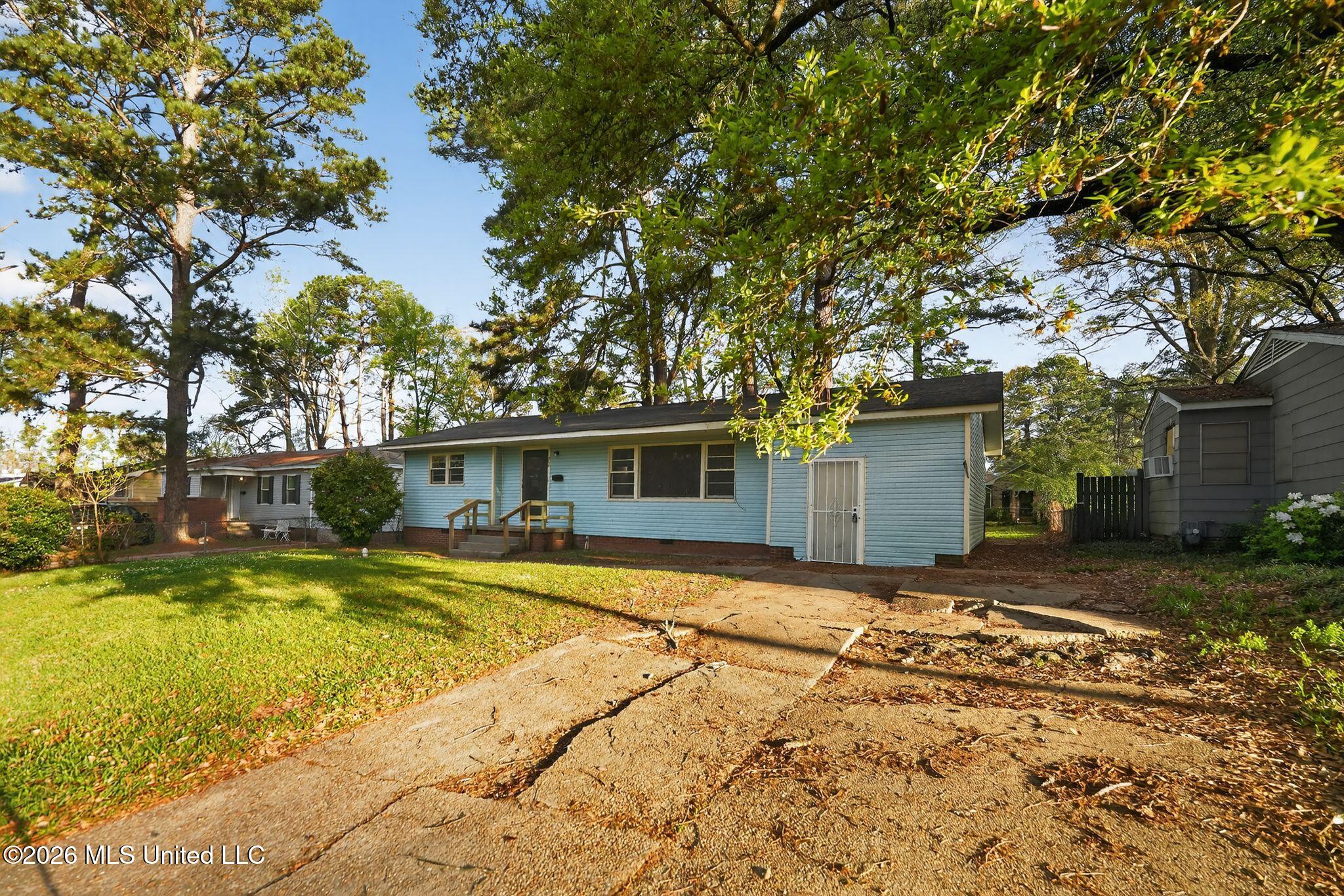 734 Montclair Place Property Photo 2