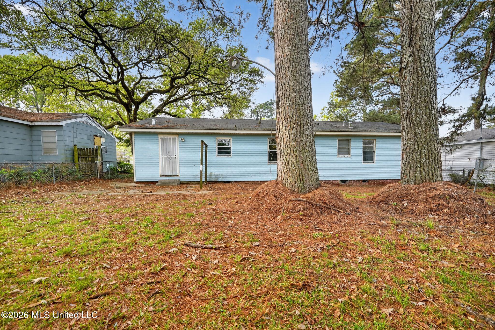 734 Montclair Place Property Photo 4
