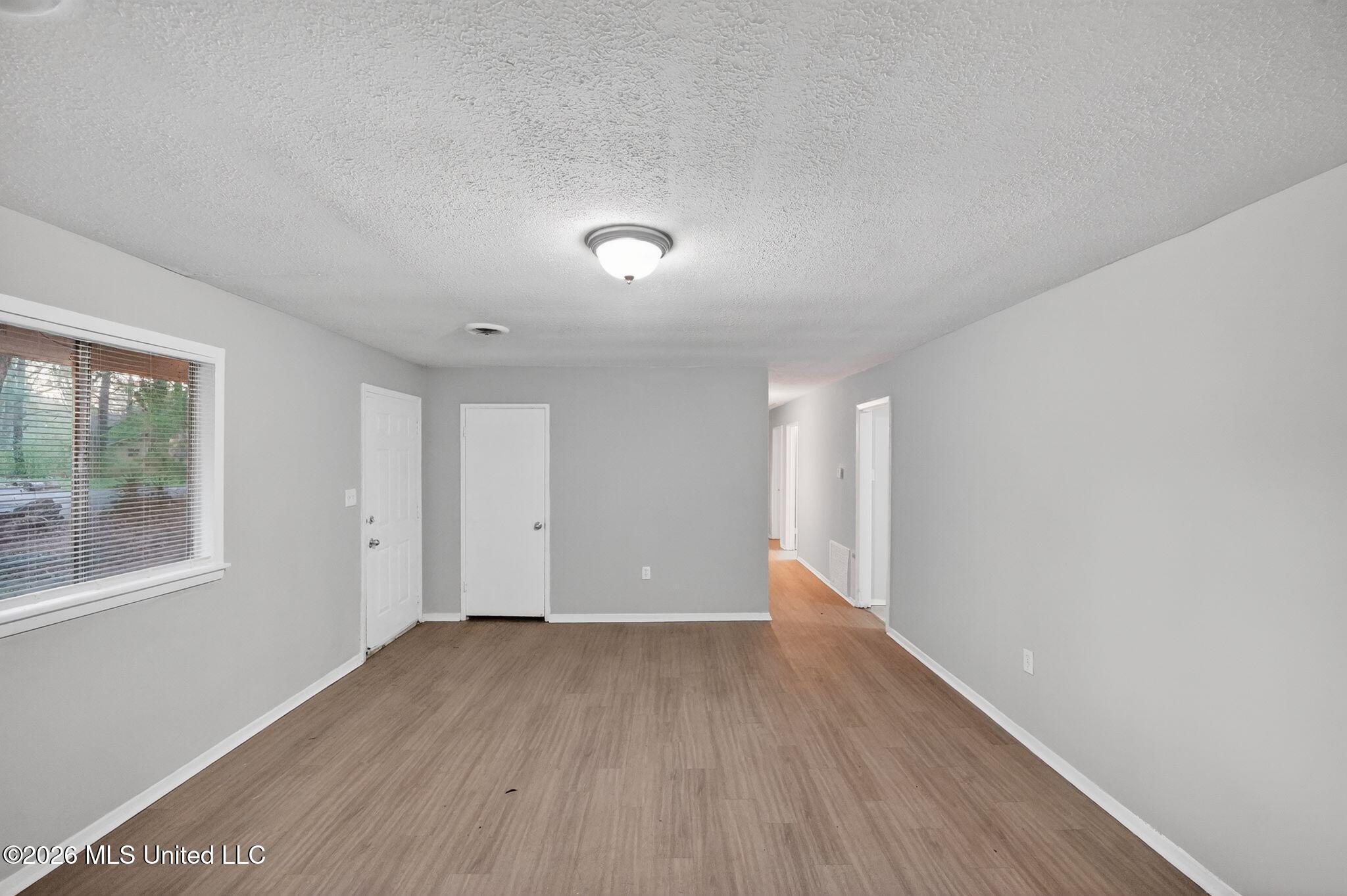 5559 Queen Mary Lane Property Photo 4