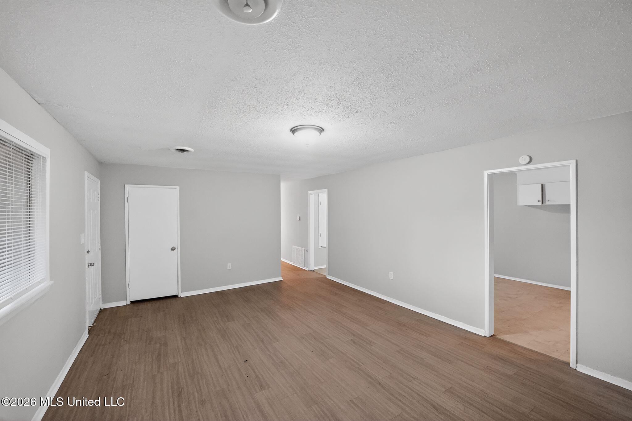 5559 Queen Mary Lane Property Photo 6