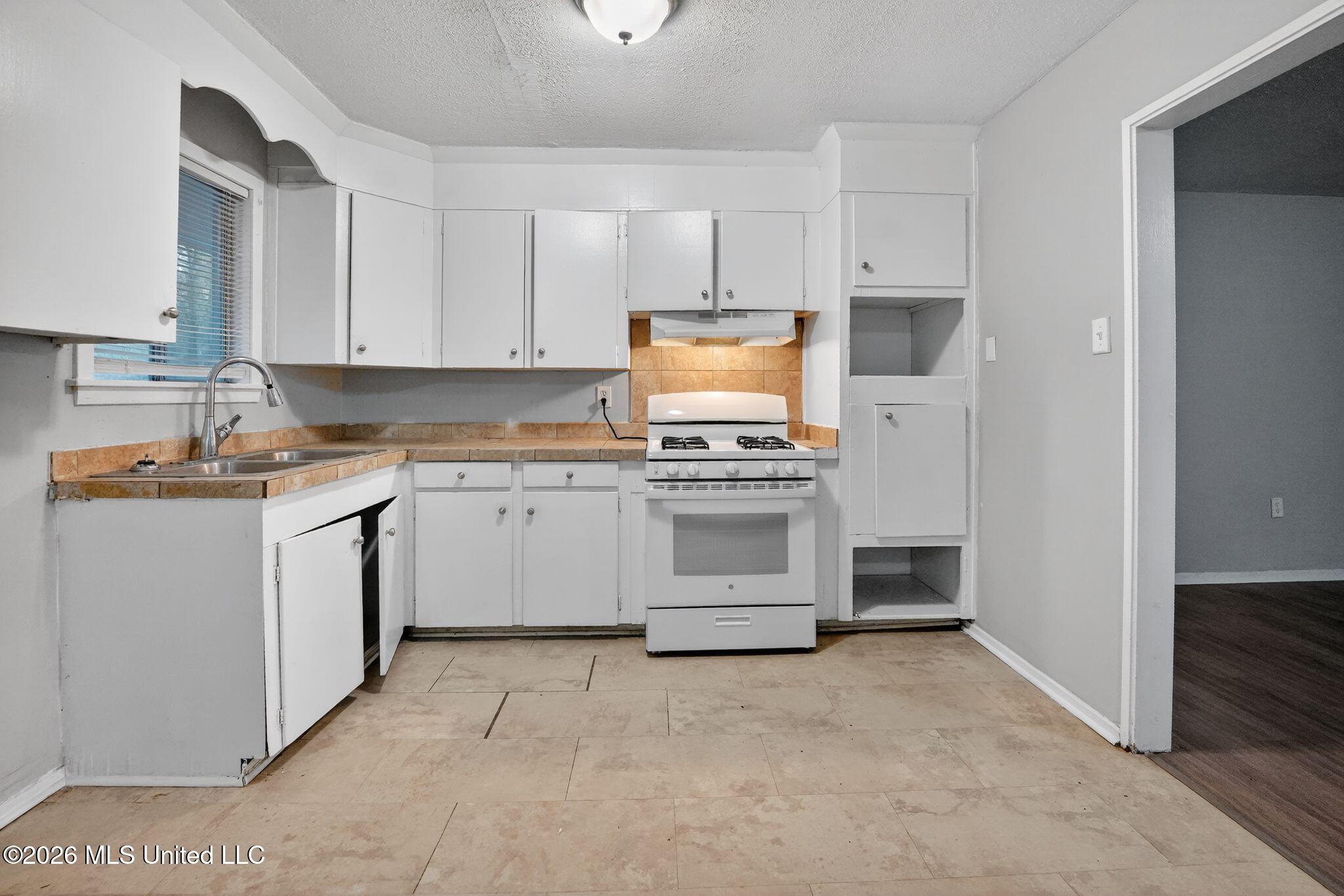 5559 Queen Mary Lane Property Photo 7