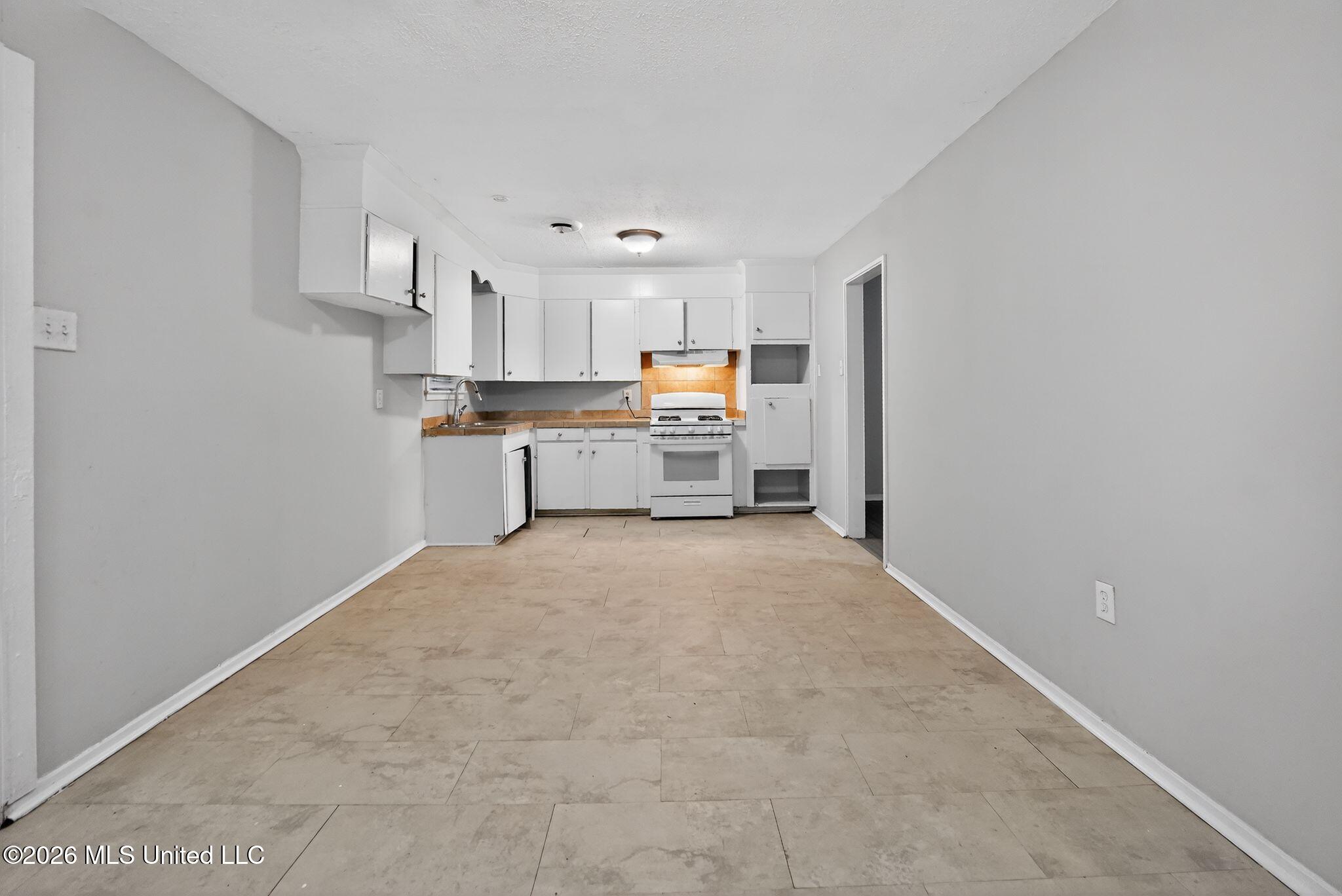 5559 Queen Mary Lane Property Photo 8