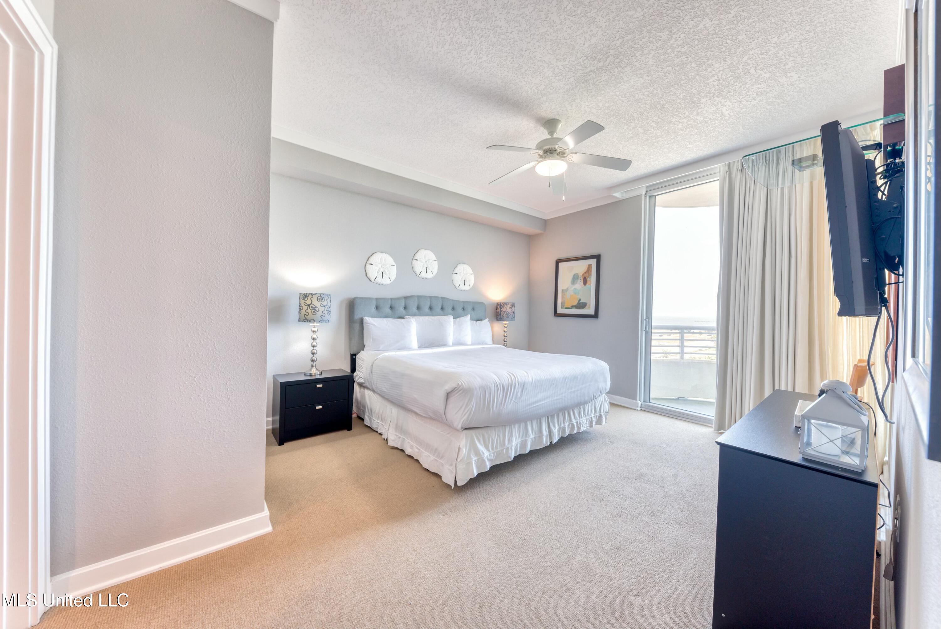 2060 Beach Boulevard Property Photo 11