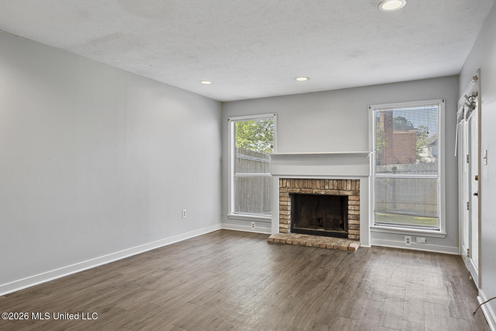 2337 River Oaks Boulevard Property Photo 2