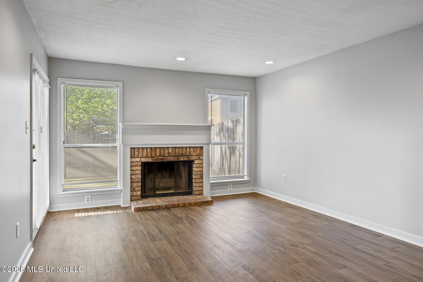 2337 River Oaks Boulevard Property Photo 2