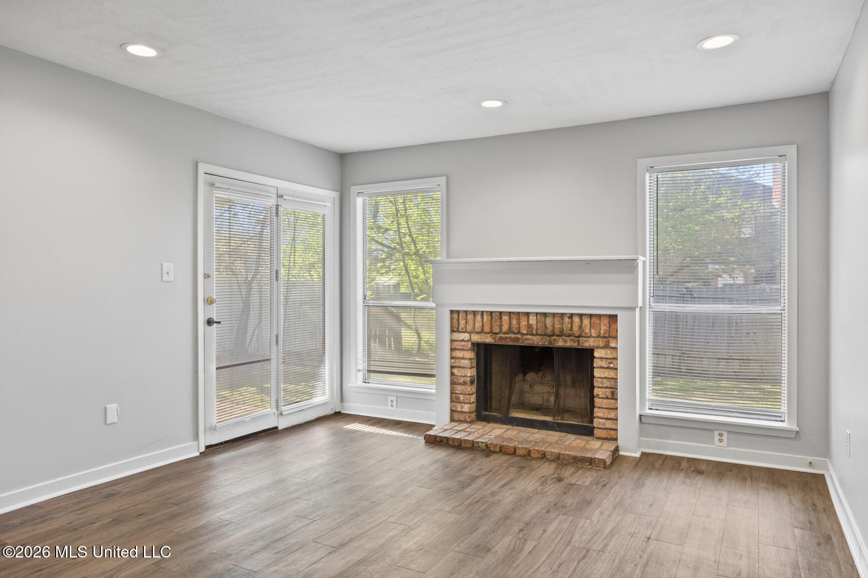 2337 River Oaks Boulevard Property Photo 3