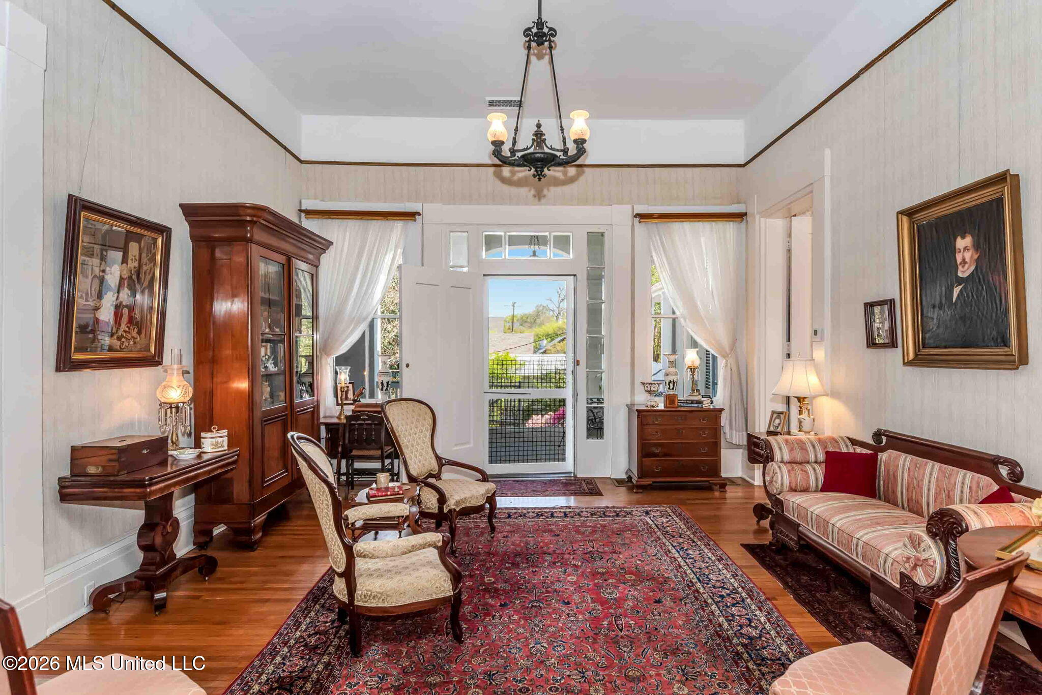 305 S Broadway Street Property Photo 16