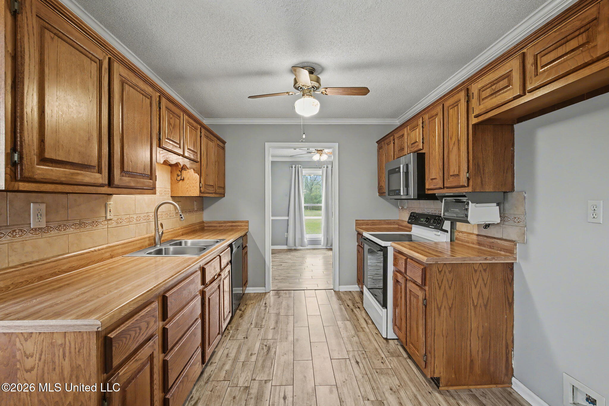 5900 Paloma Drive Property Photo 9