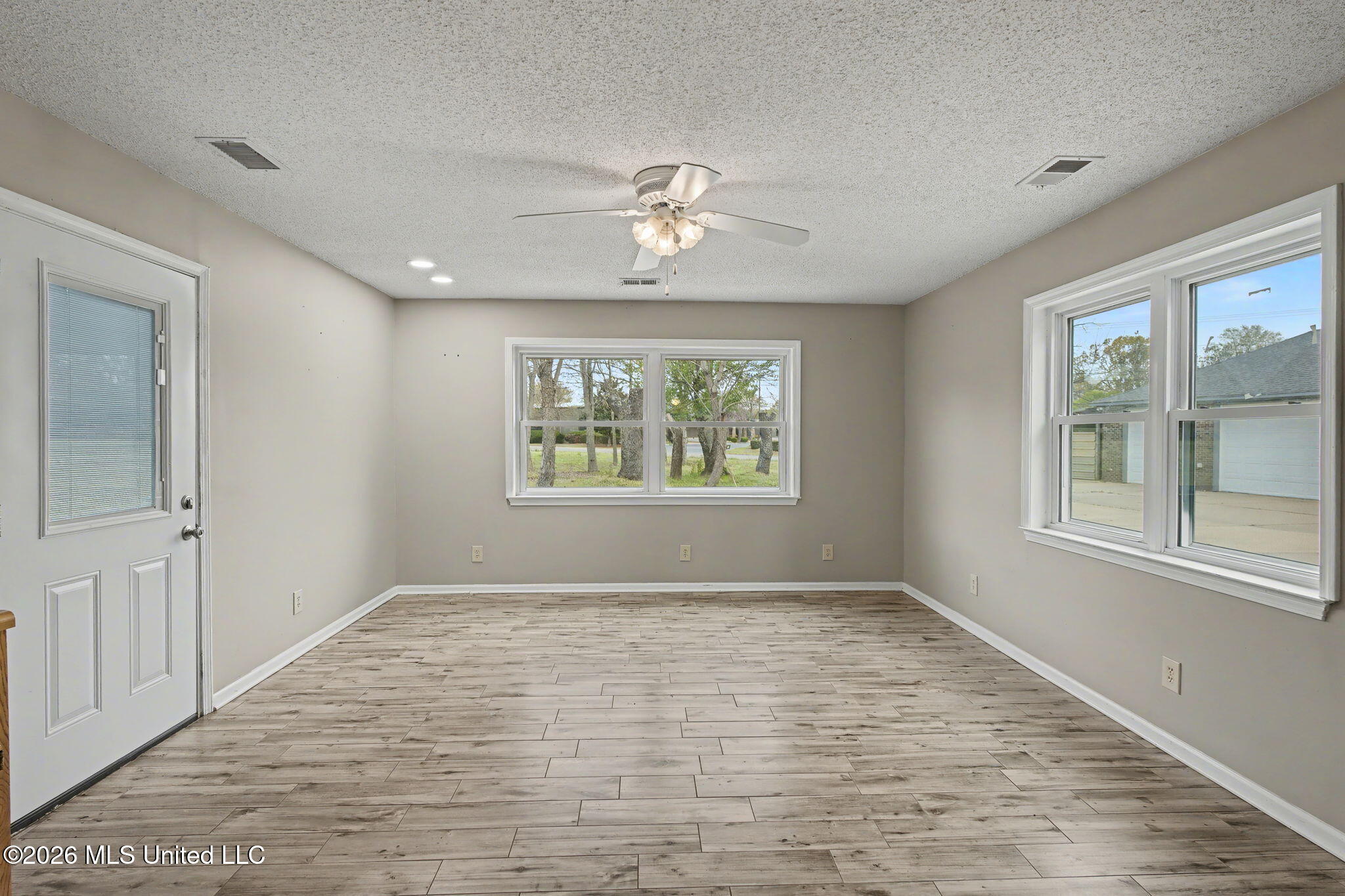 5900 Paloma Drive Property Photo 12