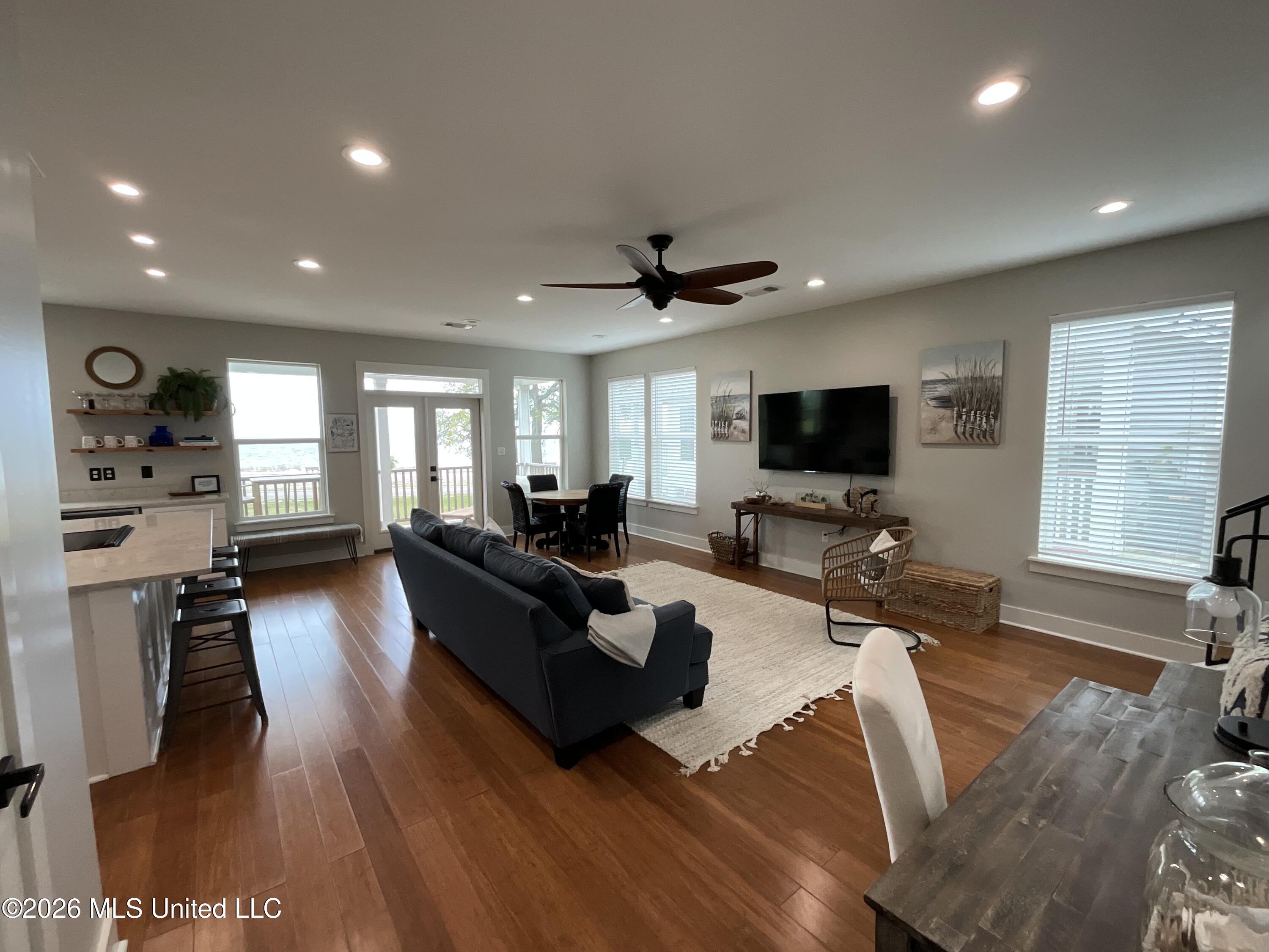 102 Winters Lane Property Photo 16