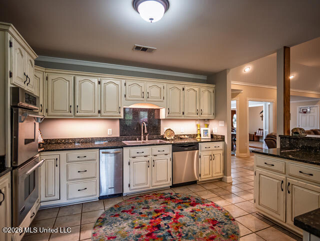 1178 Travis Road Property Photo 14