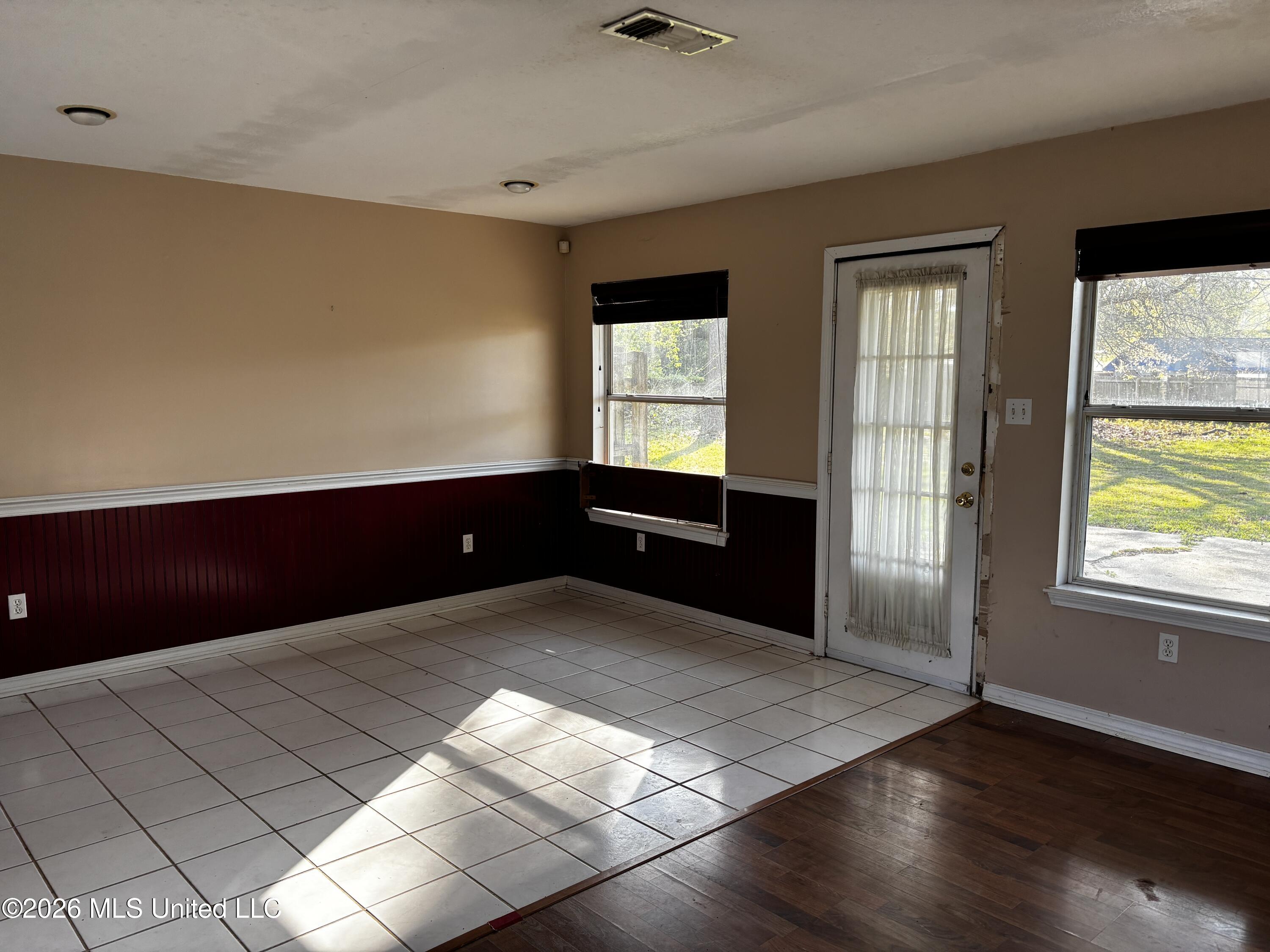 11157 Hidden Creek Drive Property Photo 3