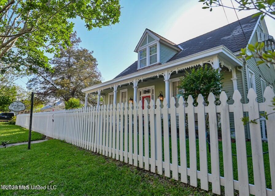 204 Arlington Avenue Property Photo 2