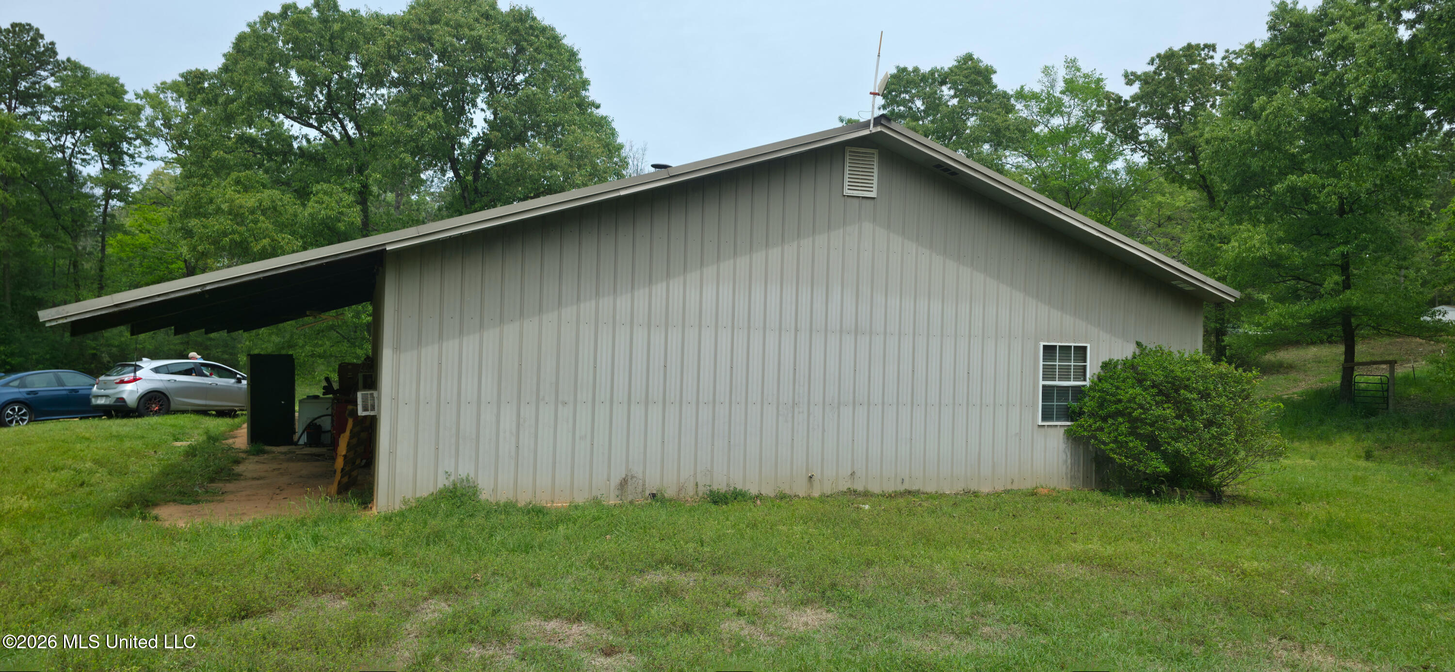 2002 Sherwood Drive Property Photo 3