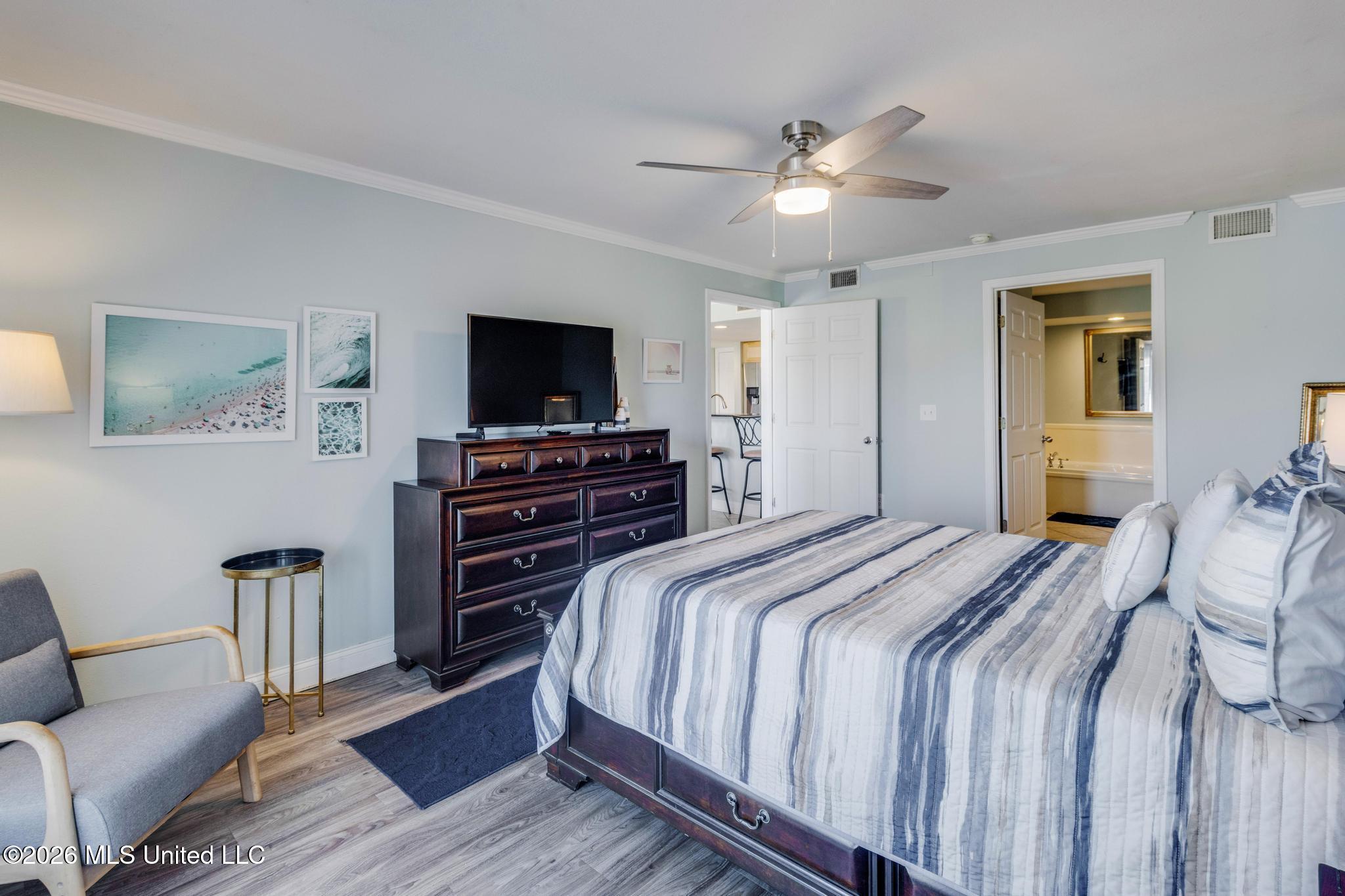 2046 Beach Boulevard Property Photo 11