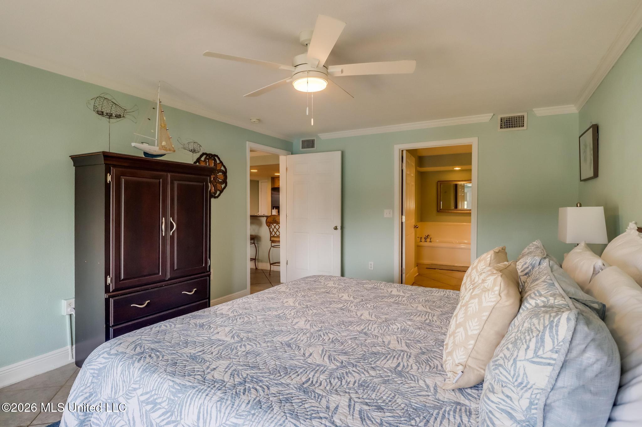 2046 Beach Boulevard Property Photo 13