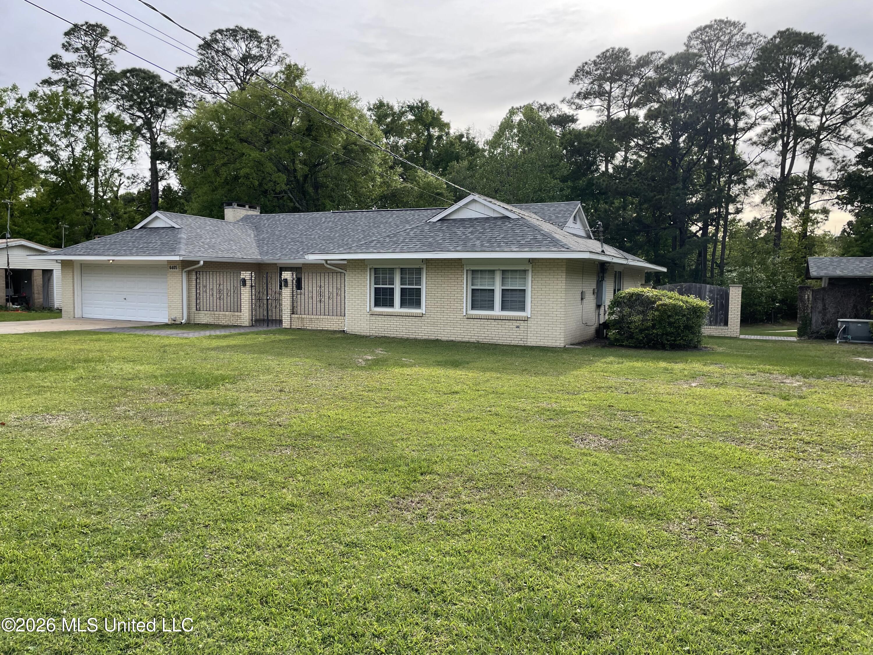 6405 W Shore Drive Property Photo 2