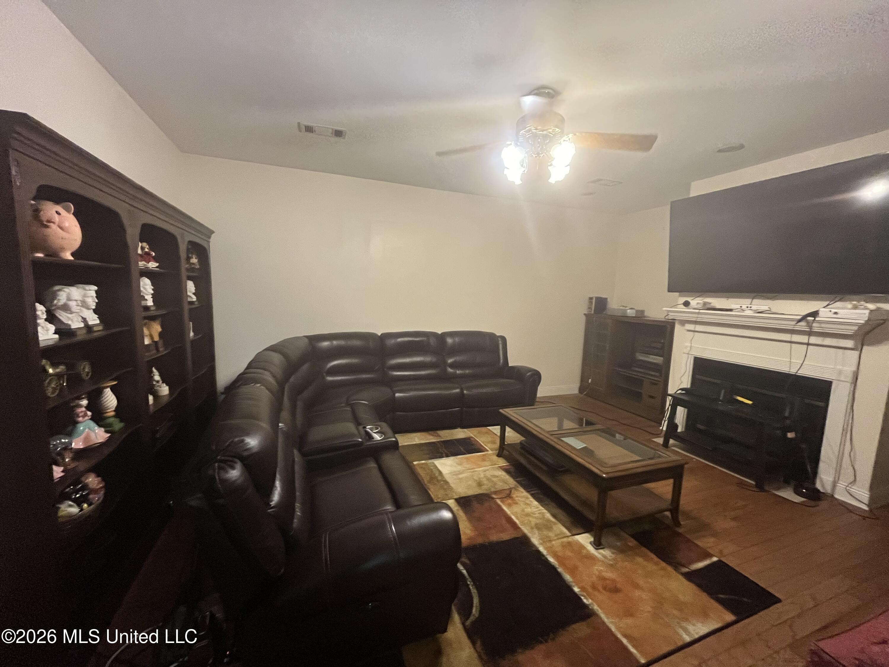 2433 Champion Property Photo 4