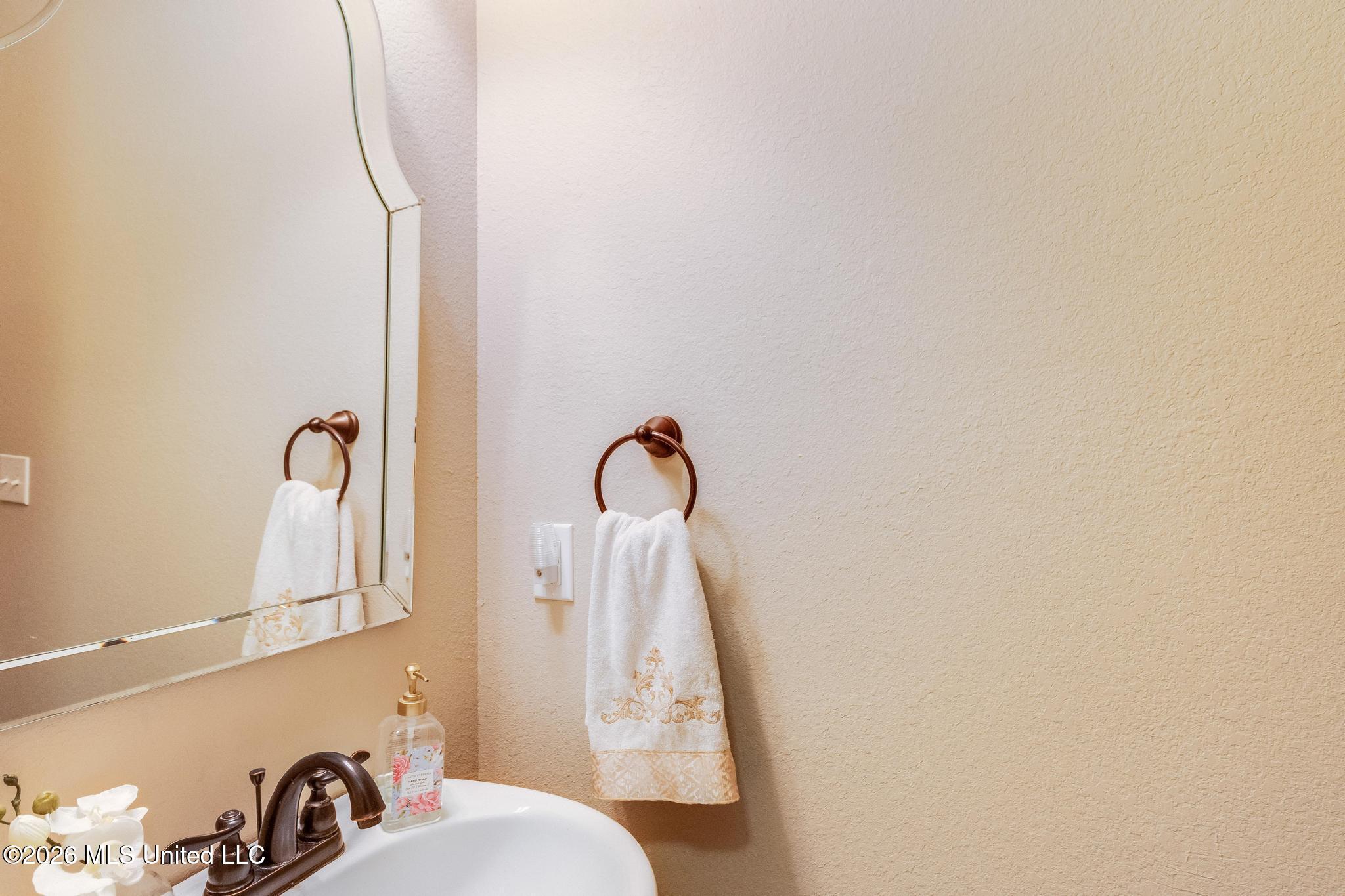 10544 Roundhill Drive Property Photo 15