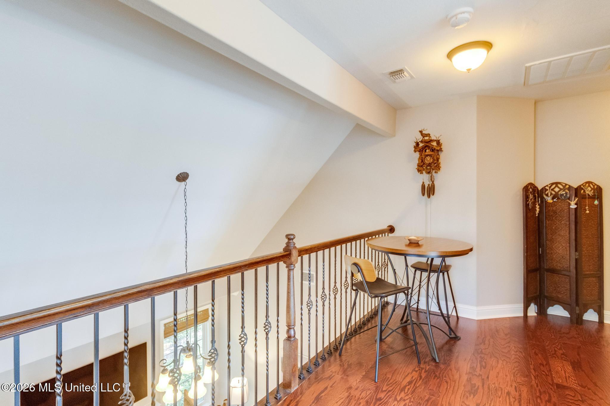10544 Roundhill Drive Property Photo 17