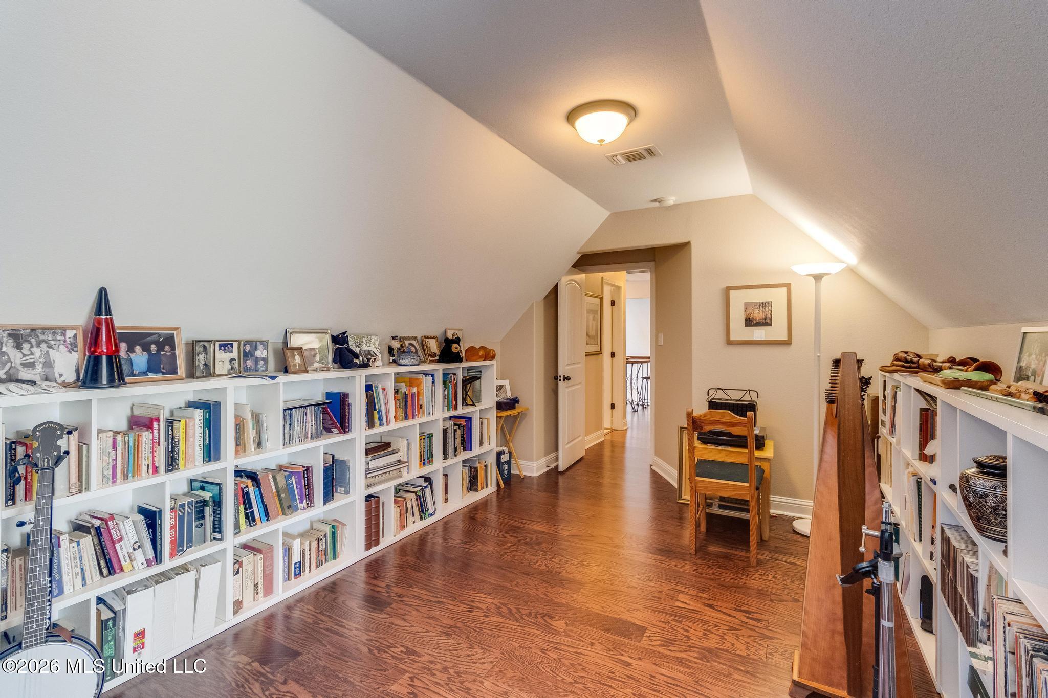 10544 Roundhill Drive Property Photo 23