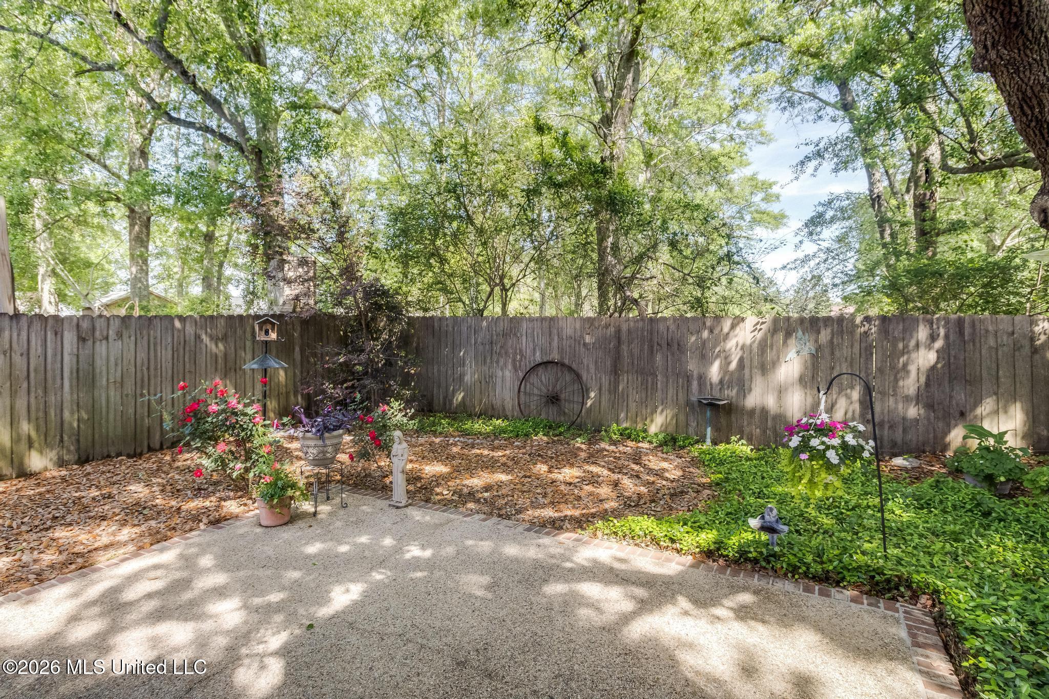 10544 Roundhill Drive Property Photo 27